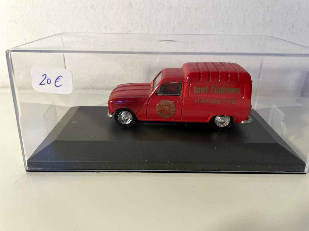 Renault 4L roten Lieferwagen mit Tout l'Univers-Werbung - Hachette (Auto auf einem Sockel hinzugefügt)