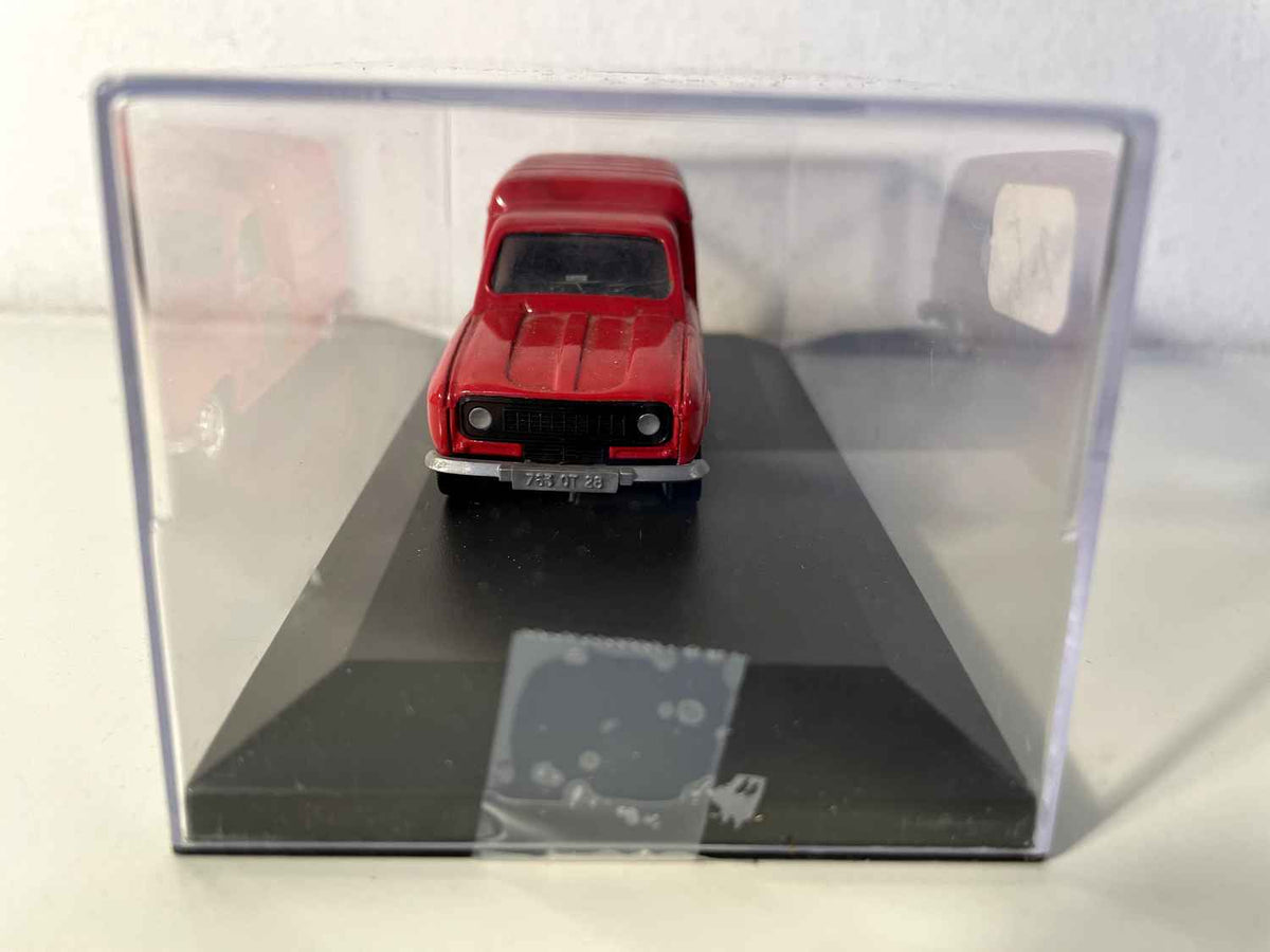 Renault 4L roten Lieferwagen mit Tout l'Univers-Werbung - Hachette (Auto auf einem Sockel hinzugefügt)