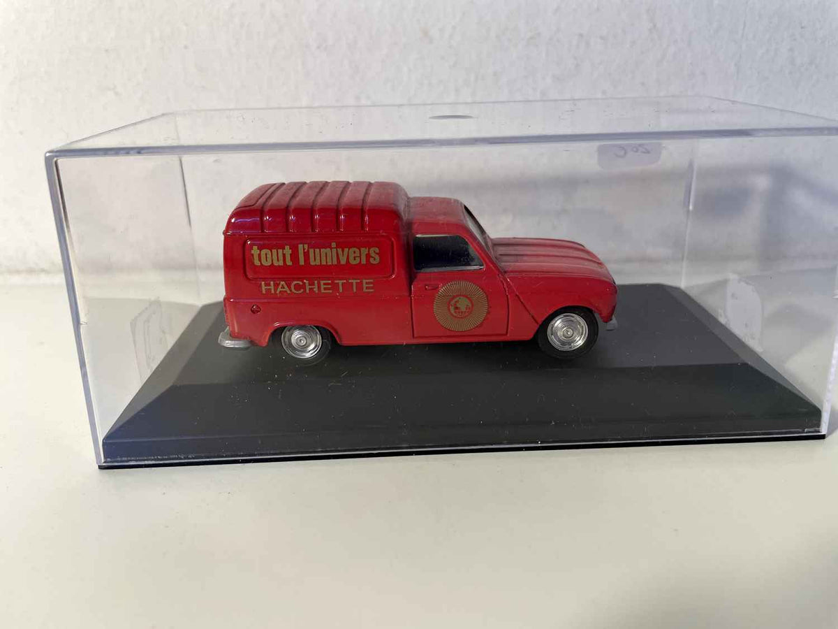 Renault 4L roten Lieferwagen mit Tout l'Univers-Werbung - Hachette (Auto auf einem Sockel hinzugefügt)