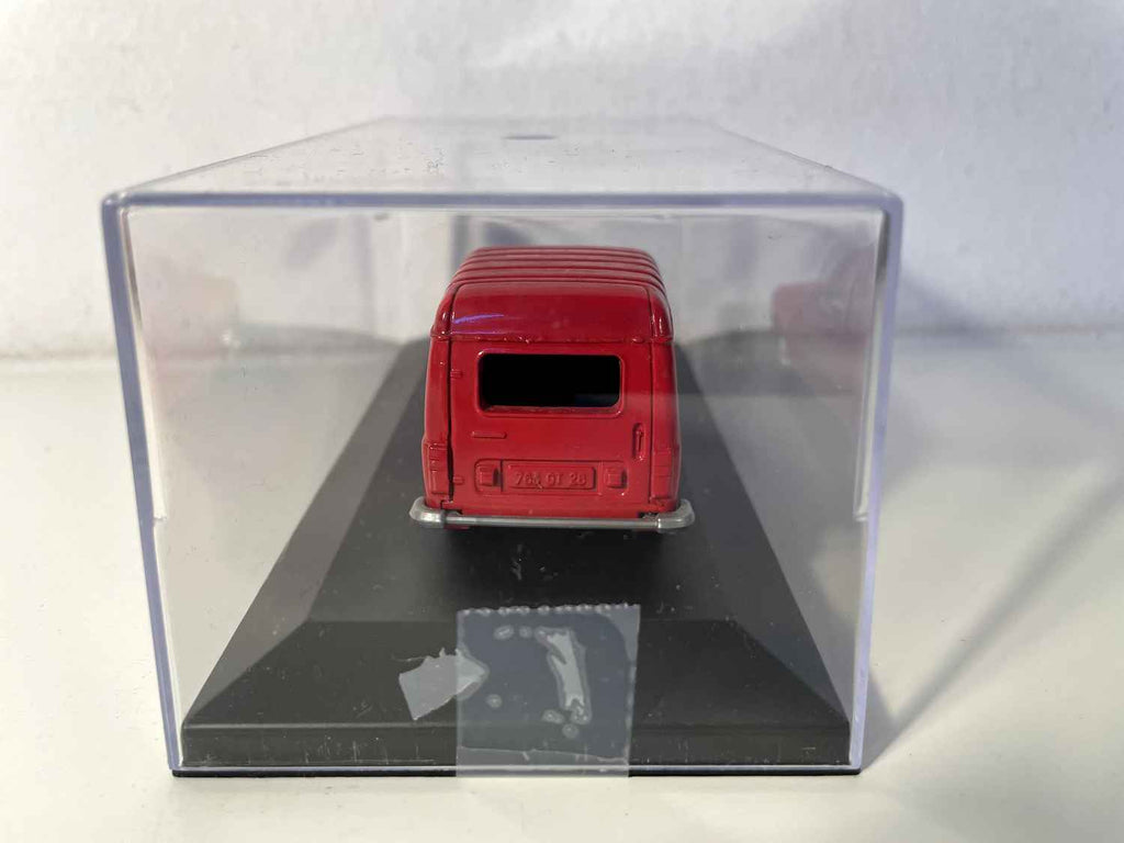 Renault 4L roten Lieferwagen mit Tout l'Univers-Werbung - Hachette (Auto auf einem Sockel hinzugefügt)