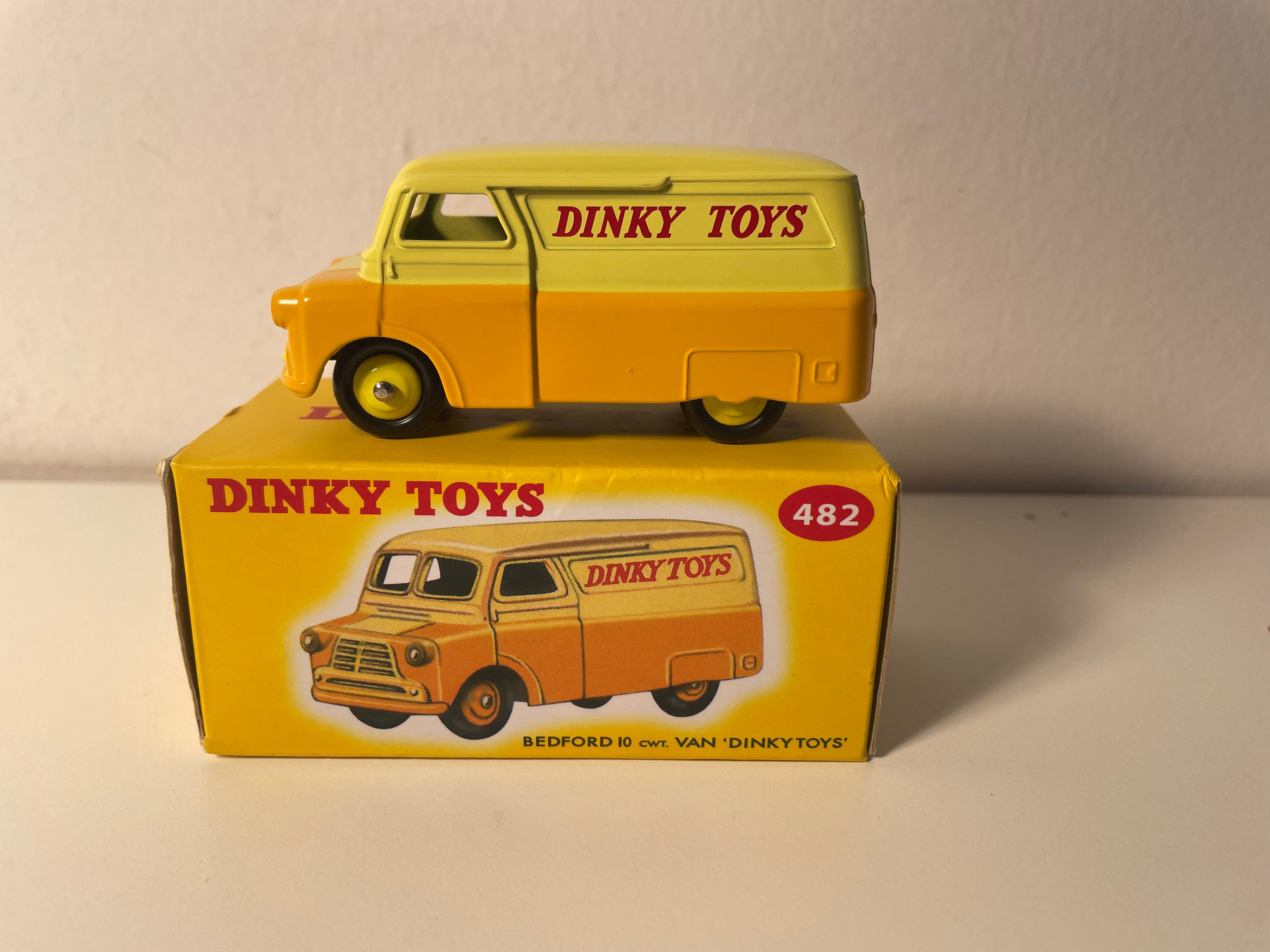Fourgon Van Bedford 10 cwt jaune et orange (estampillé Dinky-Toys) - Dinky-Toys (Editions Atlas) - N°482