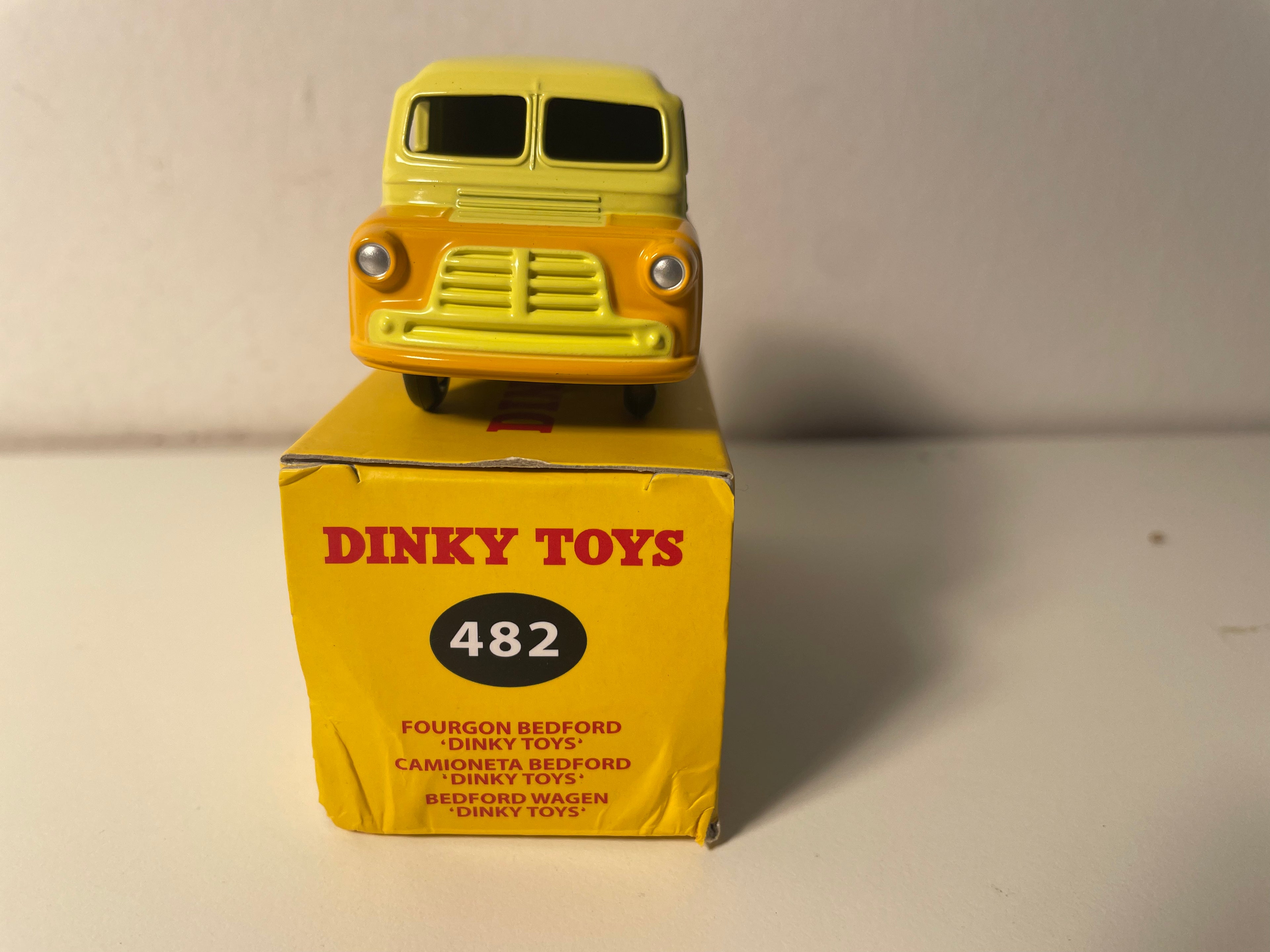 Fourgon Van Bedford 10 cwt jaune et orange (estampillé Dinky-Toys) - Dinky-Toys (Editions Atlas) - N°482