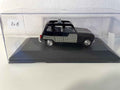 Renault 4L Parisienne schwart (Auto op engem Sockel)