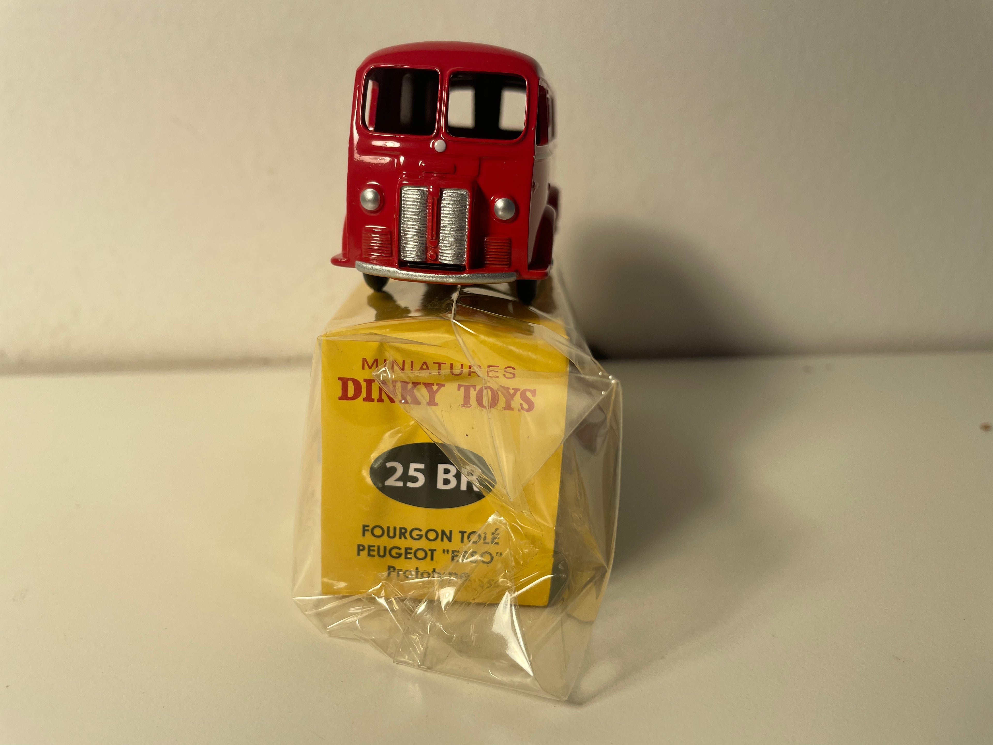 Furgão Peugeot D3A vermelho com marca 'Esso' - Dinky-Toys (Edições Atlas) - N°25 BR