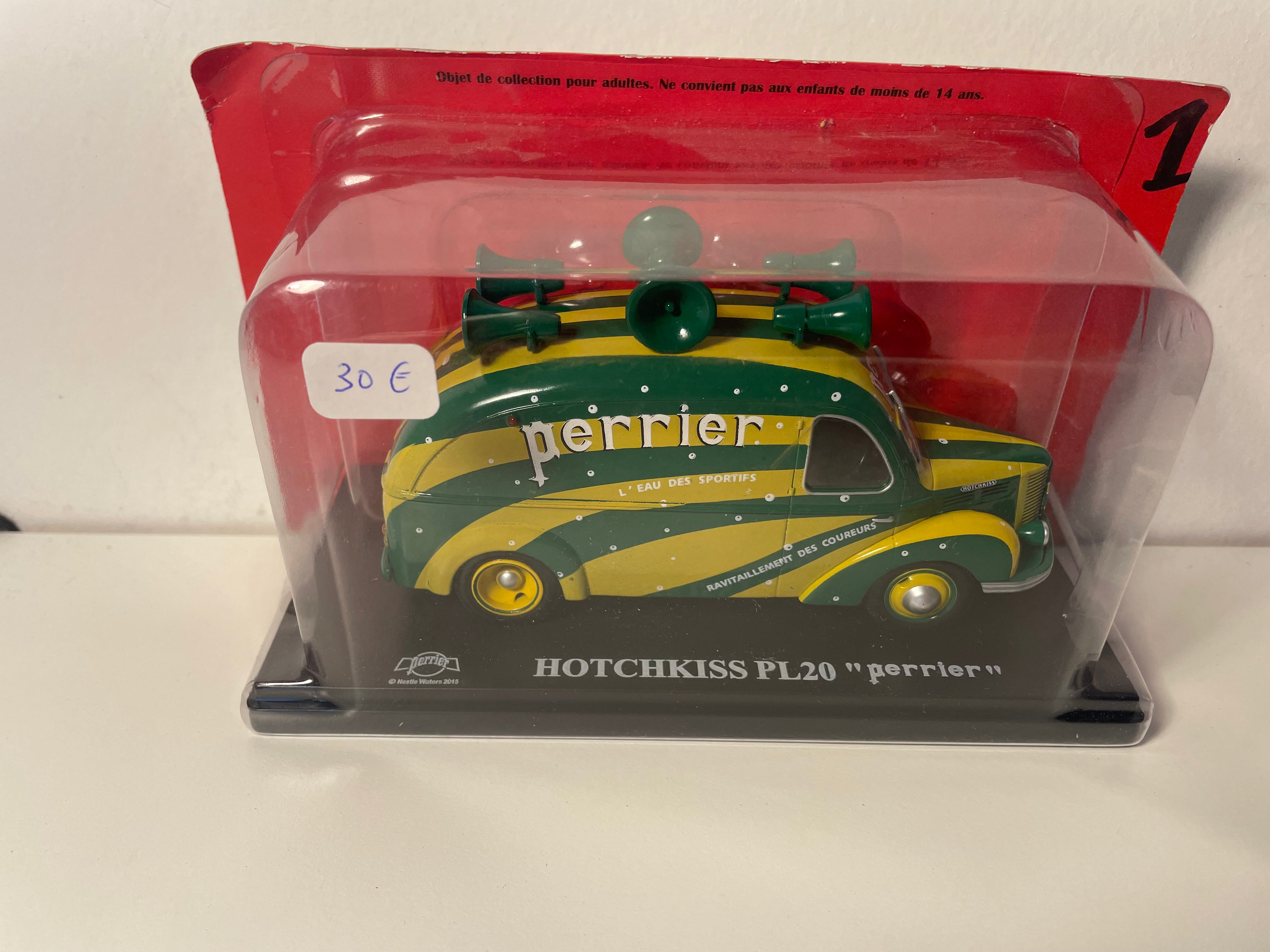 Hotchkiss PL20 vert et jaune avec publicité PERRIER (1/2)