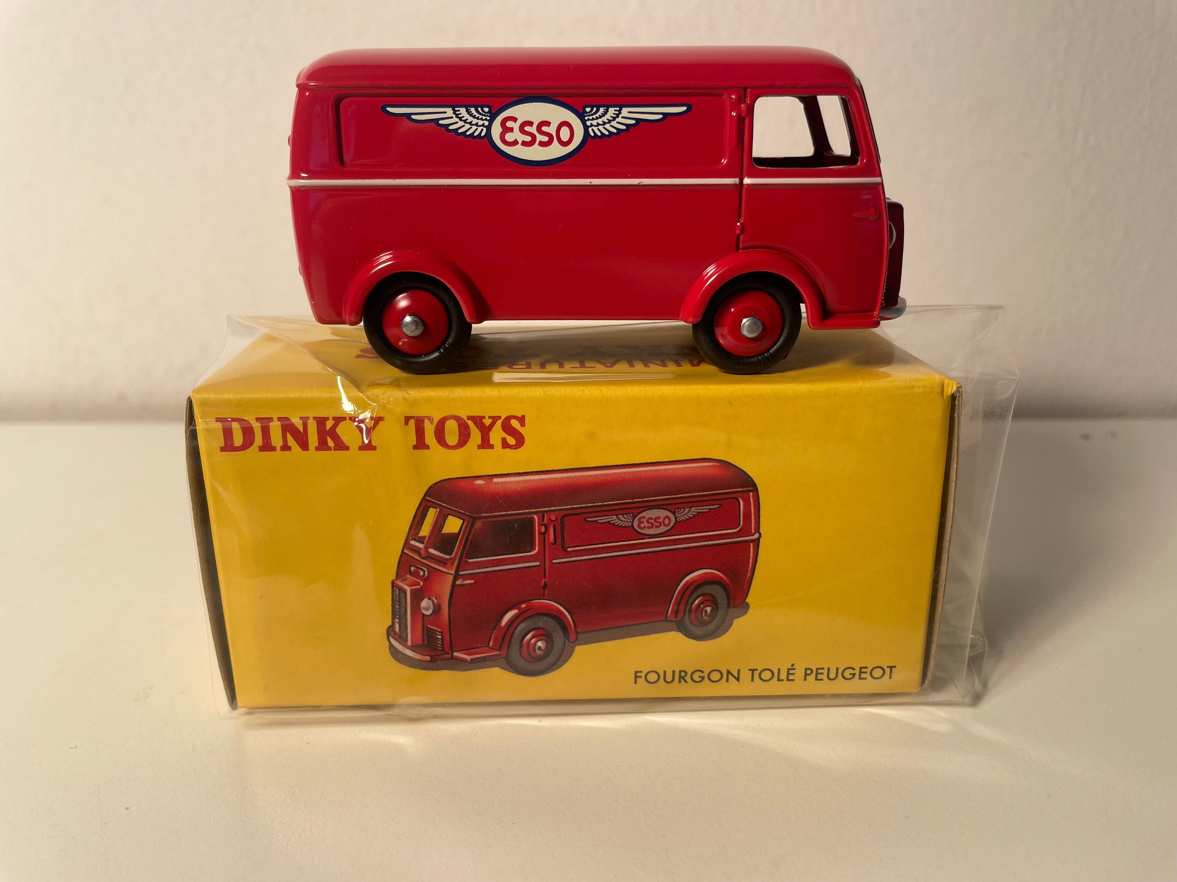 Furgão Peugeot D3A vermelho com marca 'Esso' - Dinky-Toys (Edições Atlas) - N°25 BR