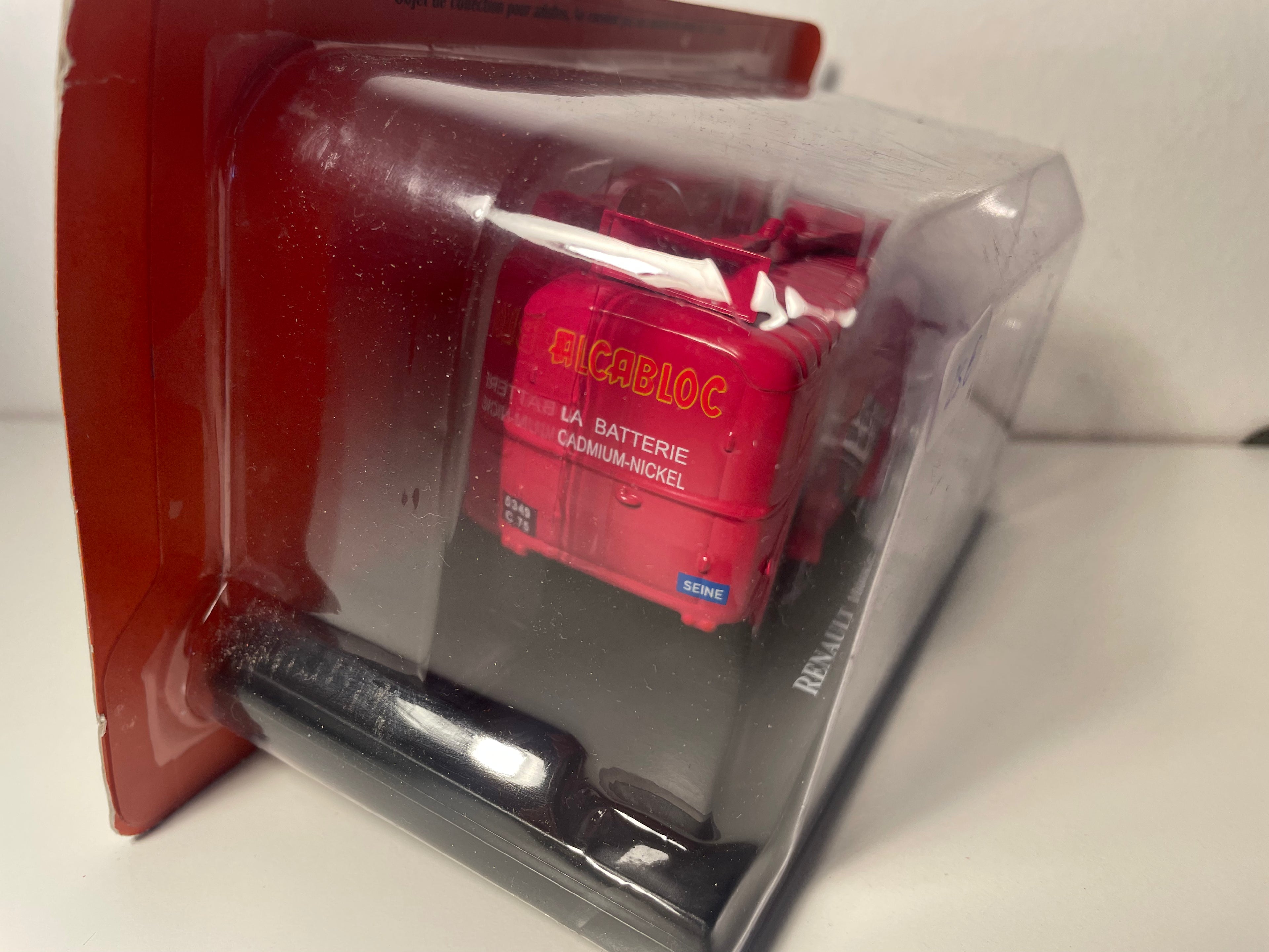 Renault 1000 Kg rouge rosé? avec publicité SAFT - ALCABLOC (batteries)