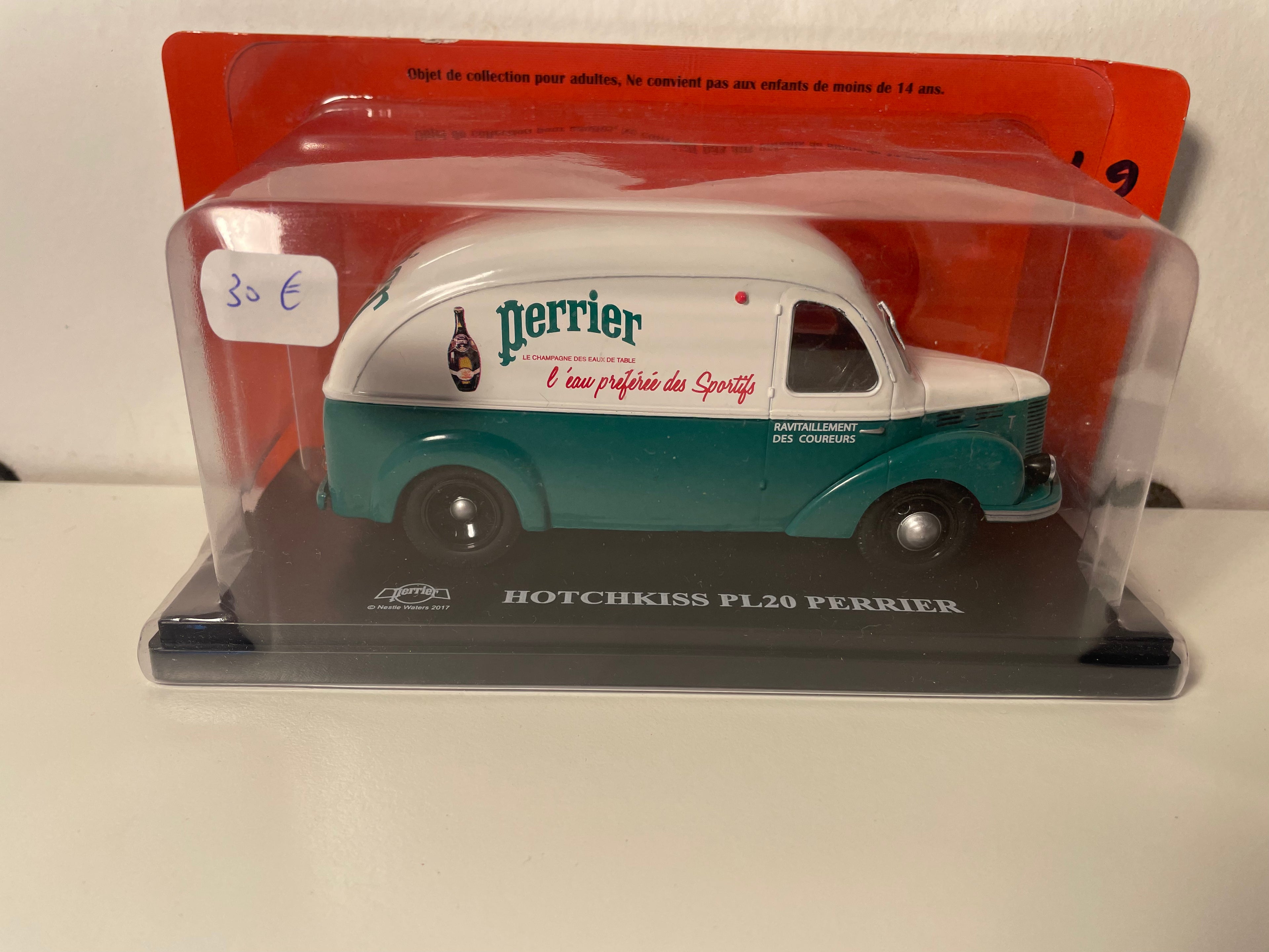 Hotchkiss PL20 blanco y verde con publicidad PERRIER (2/2)