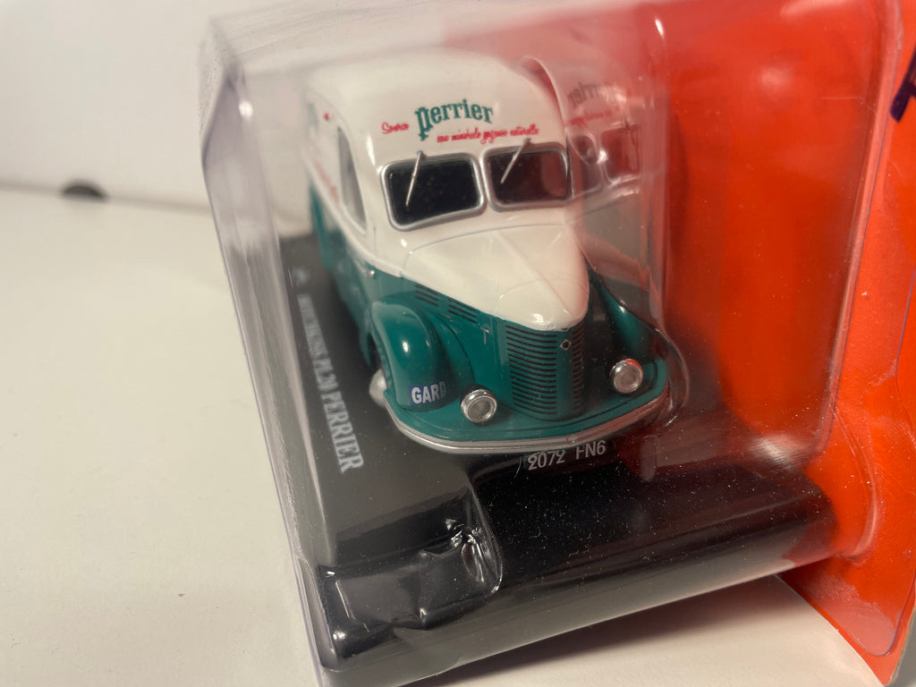 Hotchkiss PL20 blanco y verde con publicidad PERRIER (2/2)