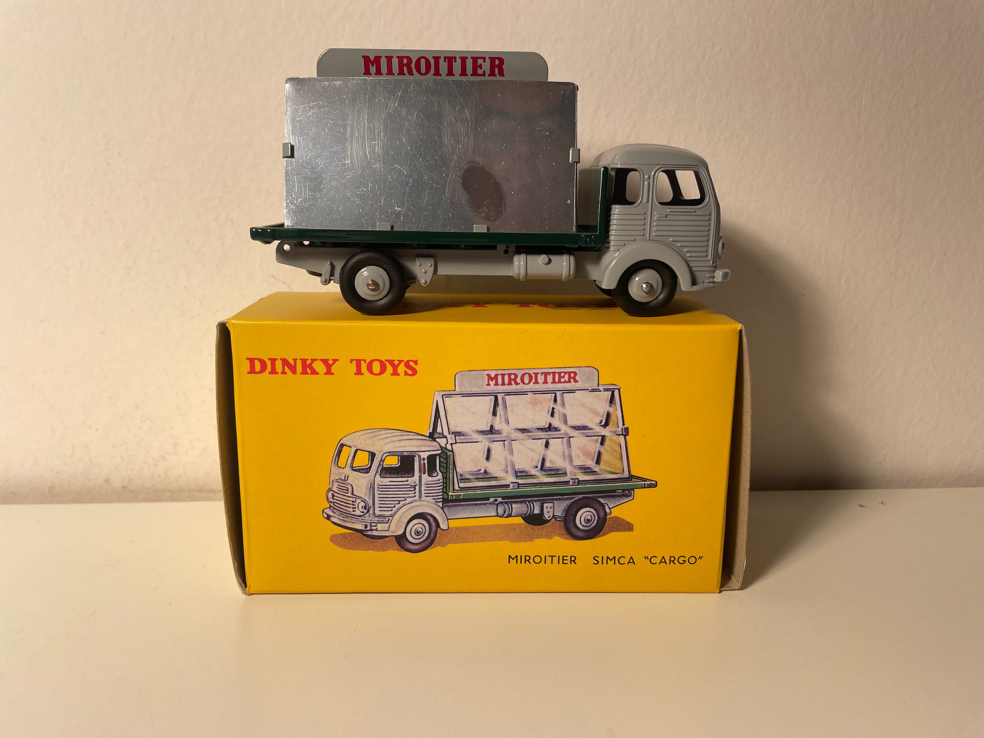 Dinky-Toys Simca Simca Cargo Mirror Truck (Atlas Editions)