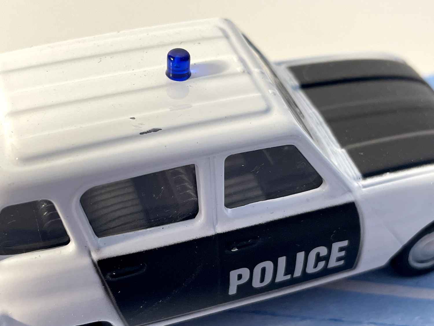 Renault 4L biała i czarna POLICJA - Mondo Motors