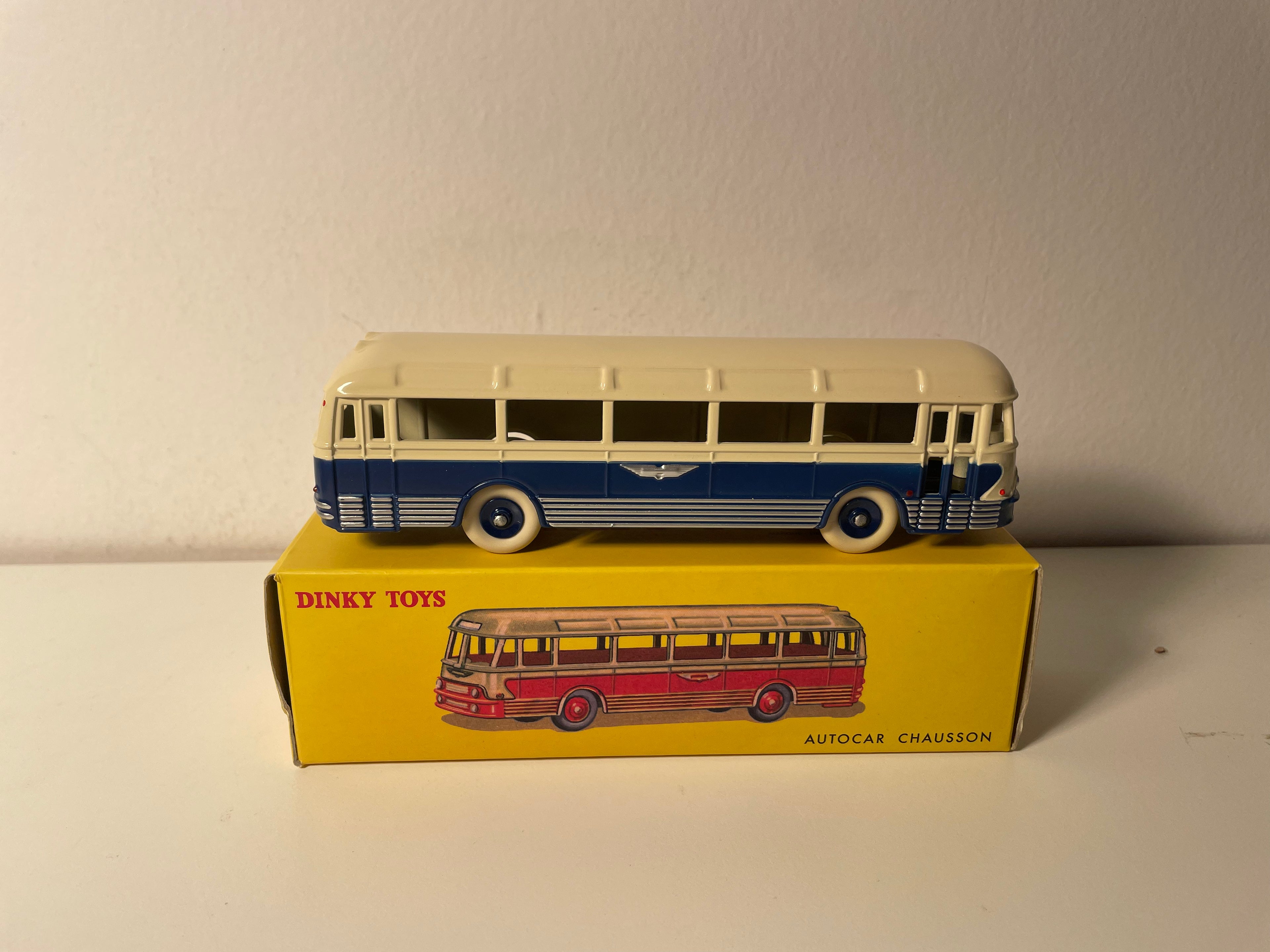Blue und Beige Dinky-Toys Coach (Atlas Editions)