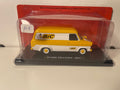 Ford Transit amarillo y blanco con publicidad BIC