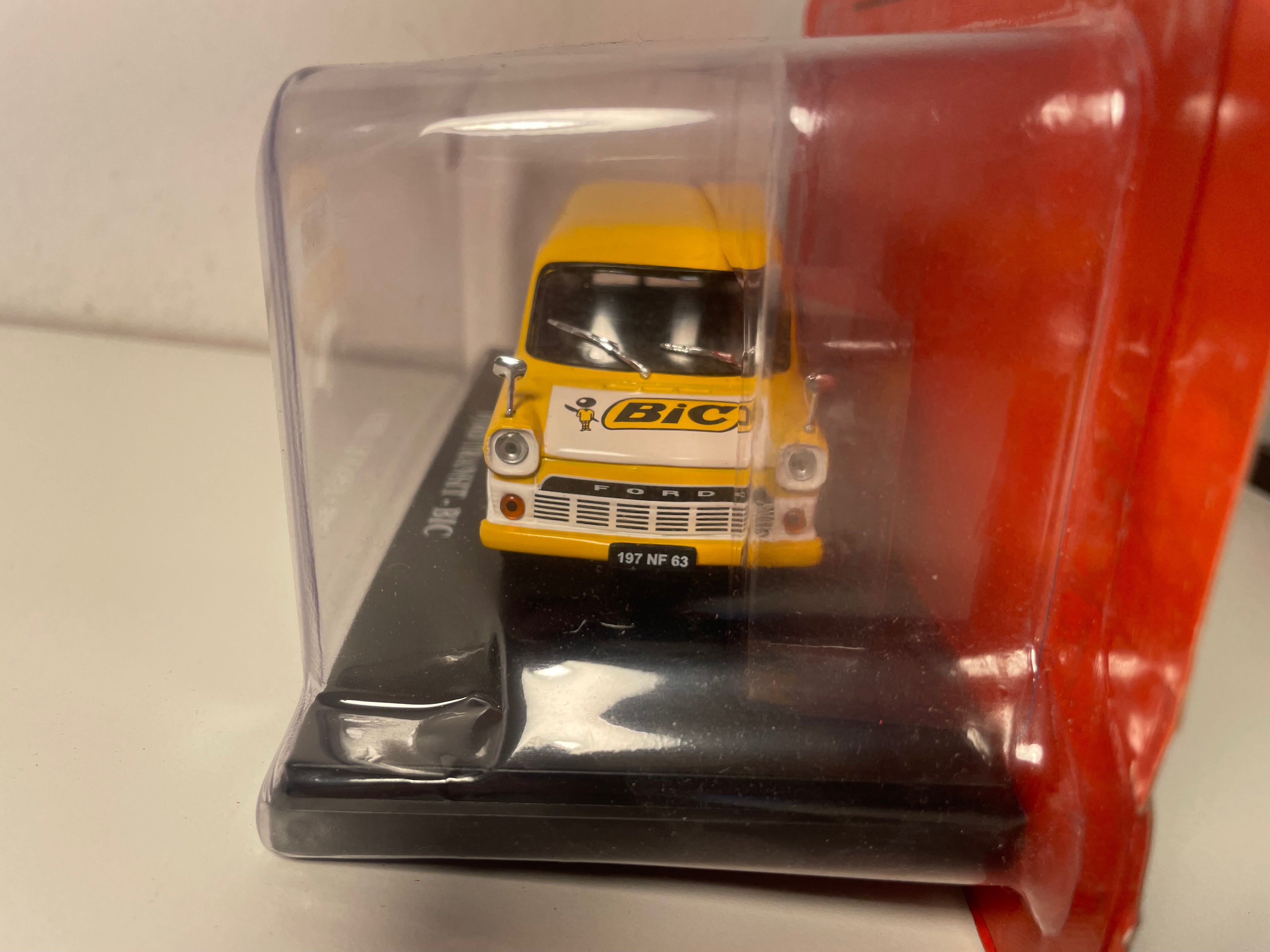 Ford Transit amarillo y blanco con publicidad BIC