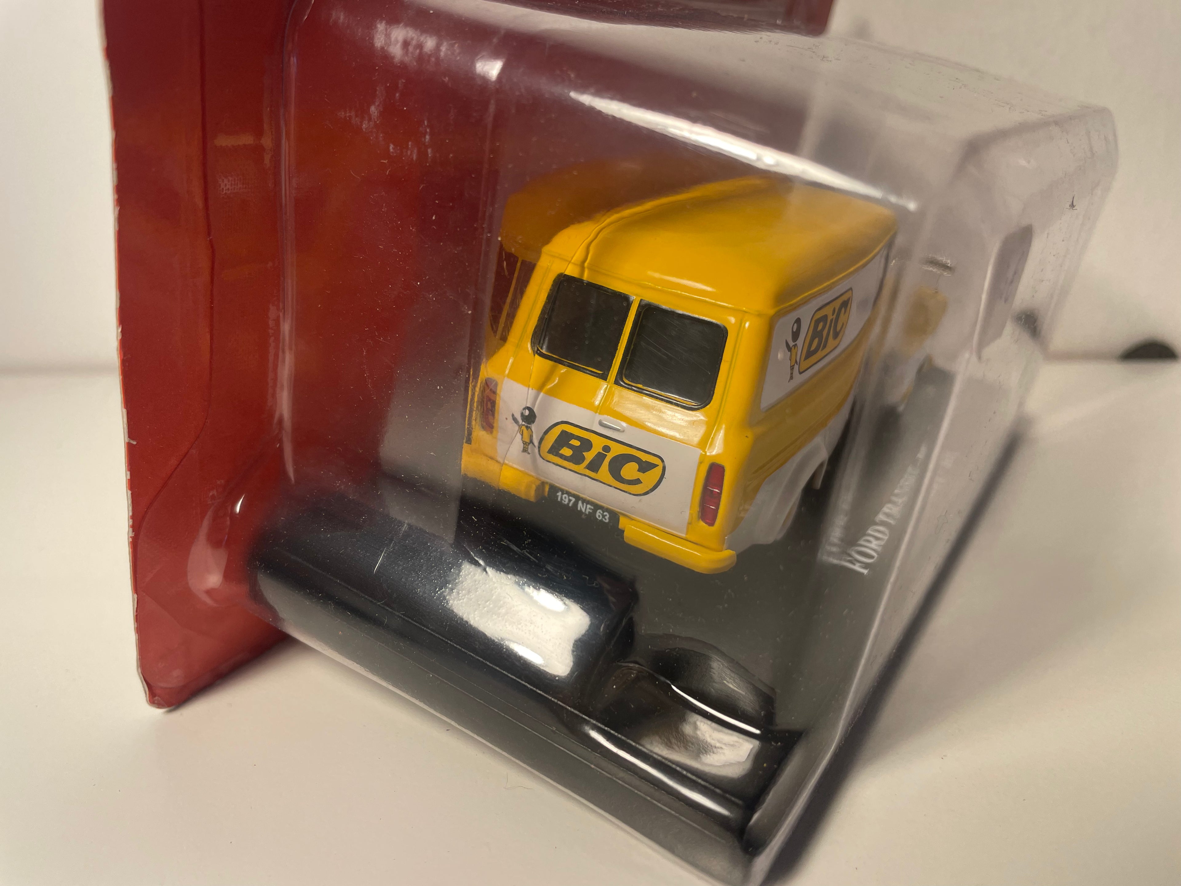 Ford Transit amarillo y blanco con publicidad BIC