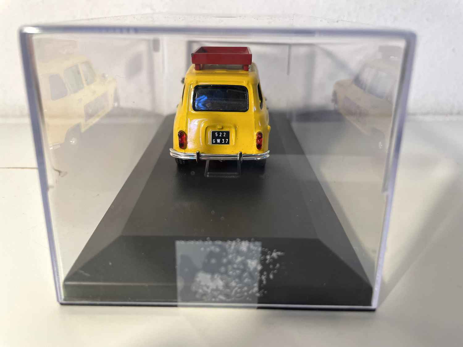 Renault 4L gelb PINDER Service Werbung (Auto auf einem Sockel hinzugefügt)