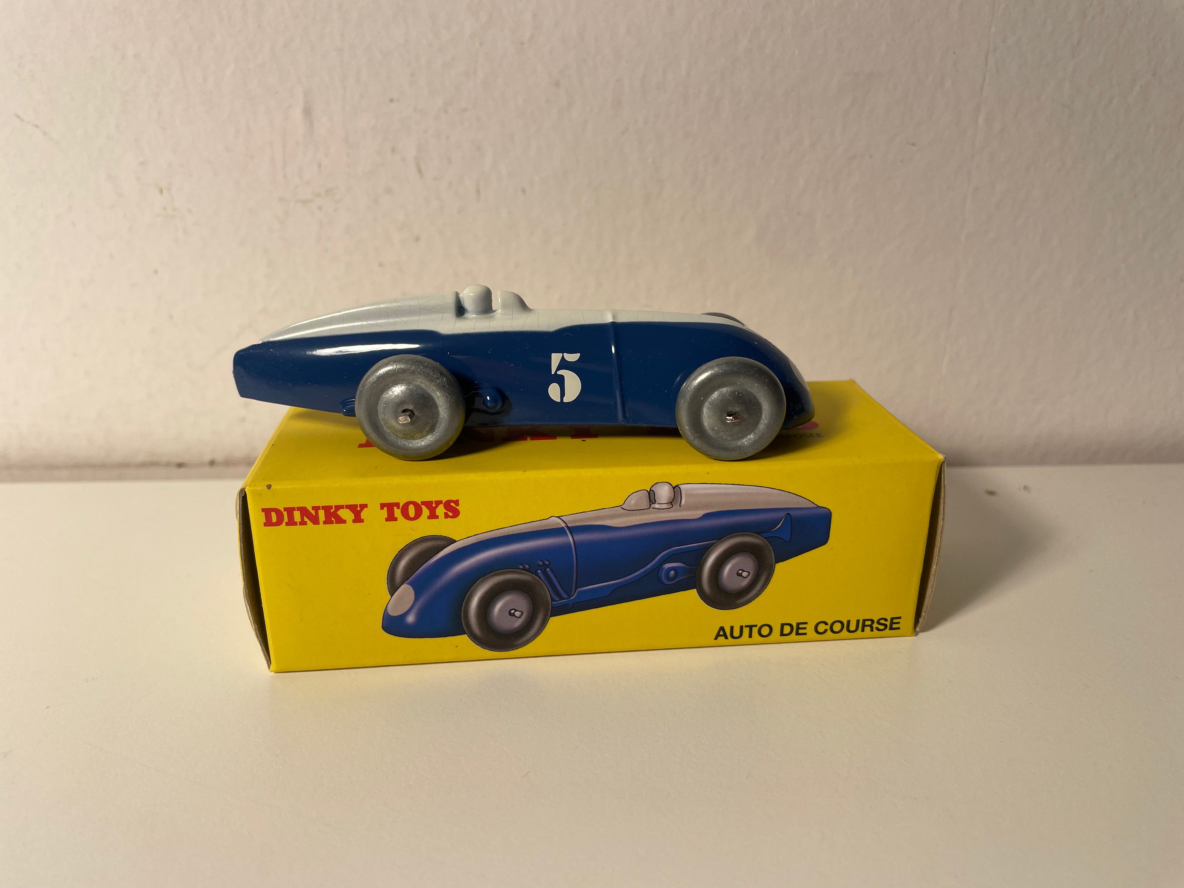 Auto da corsa blu e bianca (bianco rotto) numero 5 Dinky-Toys (edizione Atlas) - N°23 A