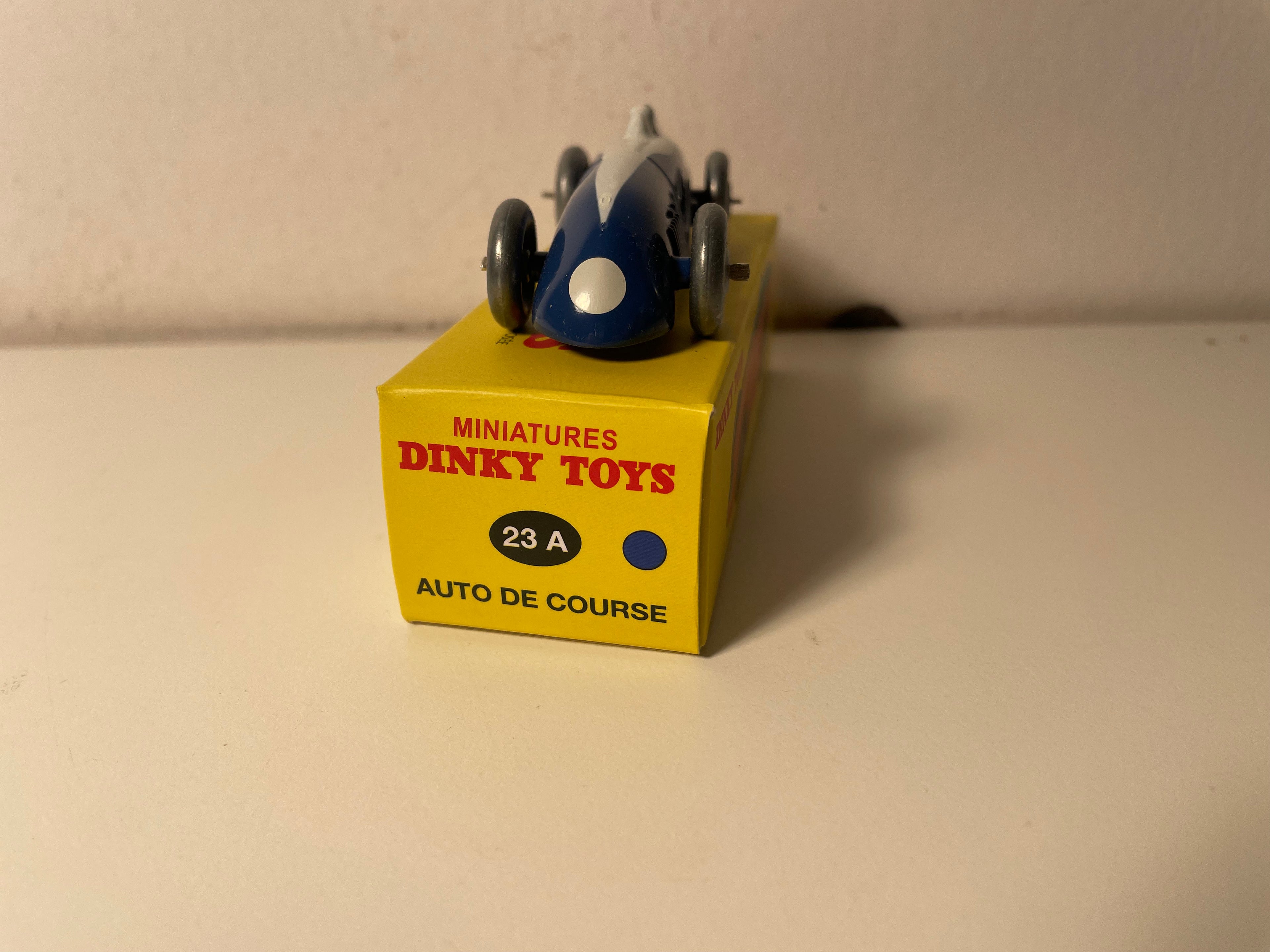 Auto da corsa blu e bianca (bianco rotto) numero 5 Dinky-Toys (edizione Atlas) - N°23 A