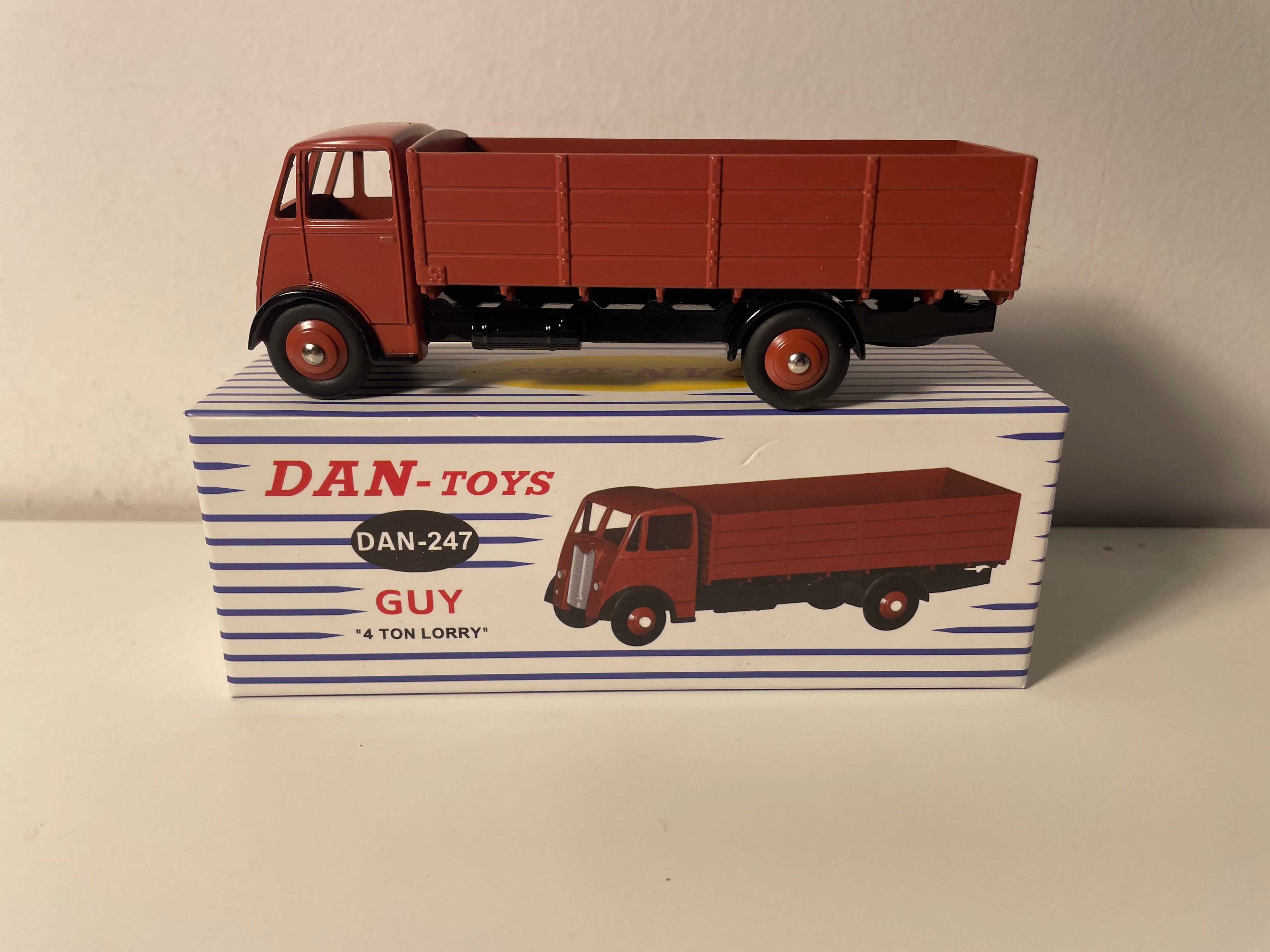 GUY Truck "4 ton Lorry" brown - DAN-TOYS reference DAN-247 (Editions Atlas)