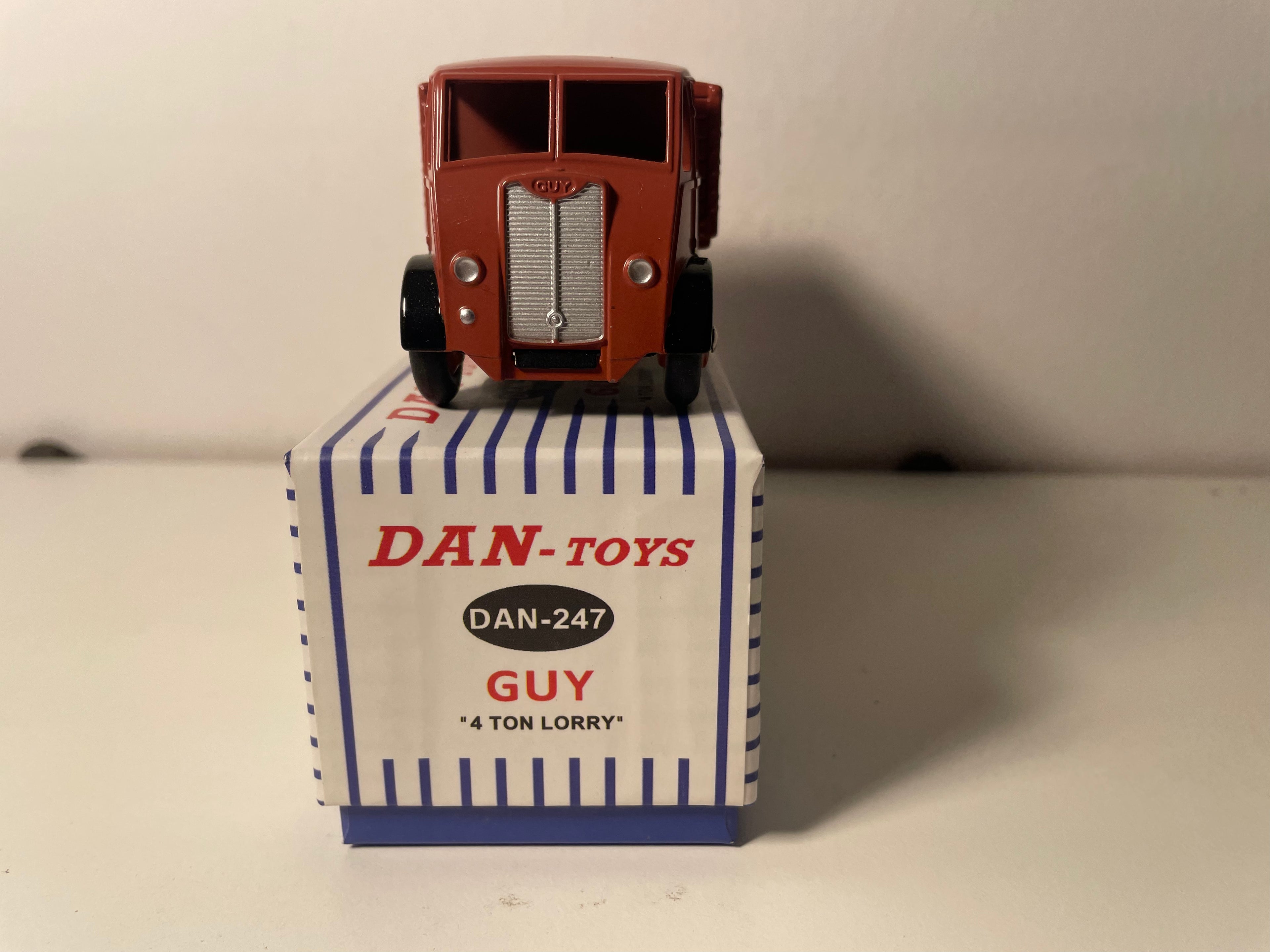 GUY Truck "4 ton Lorry" brown - DAN-TOYS reference DAN-247 (Editions Atlas)