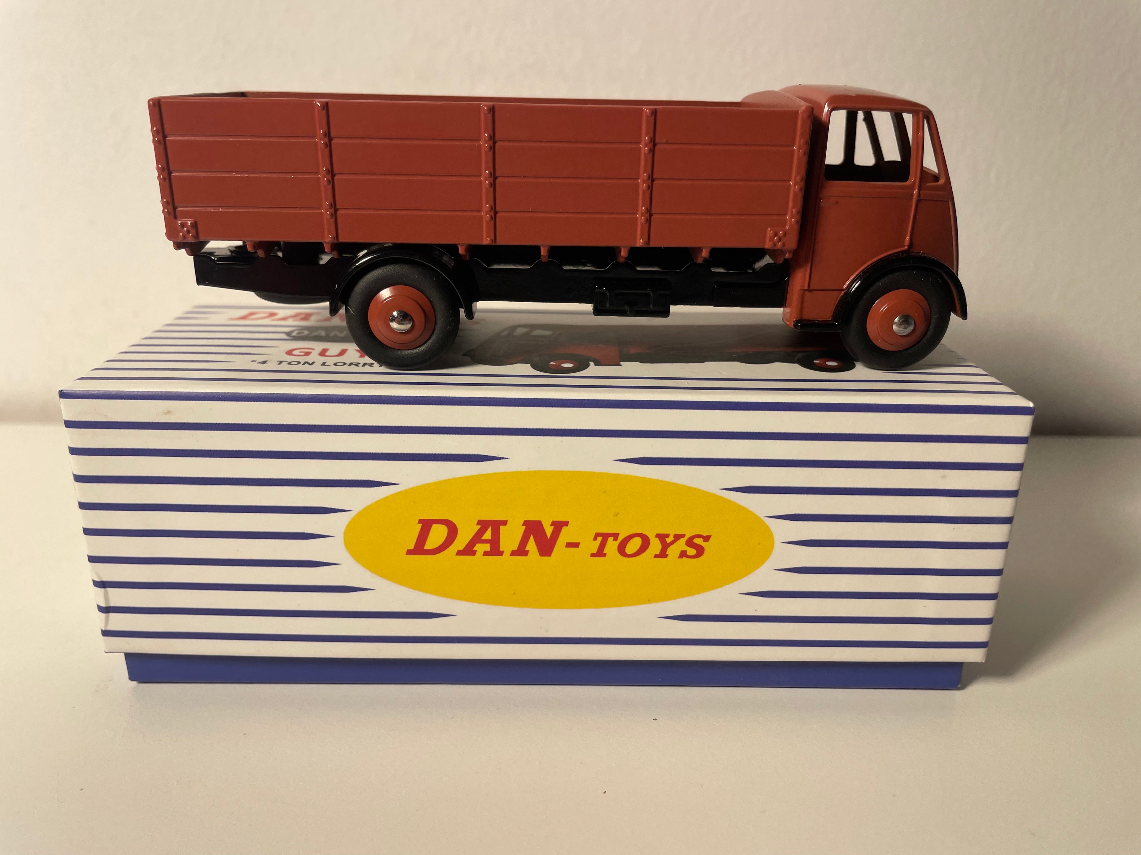 GUY Truck "4 ton Lorry" brown - DAN-TOYS reference DAN-247 (Editions Atlas)