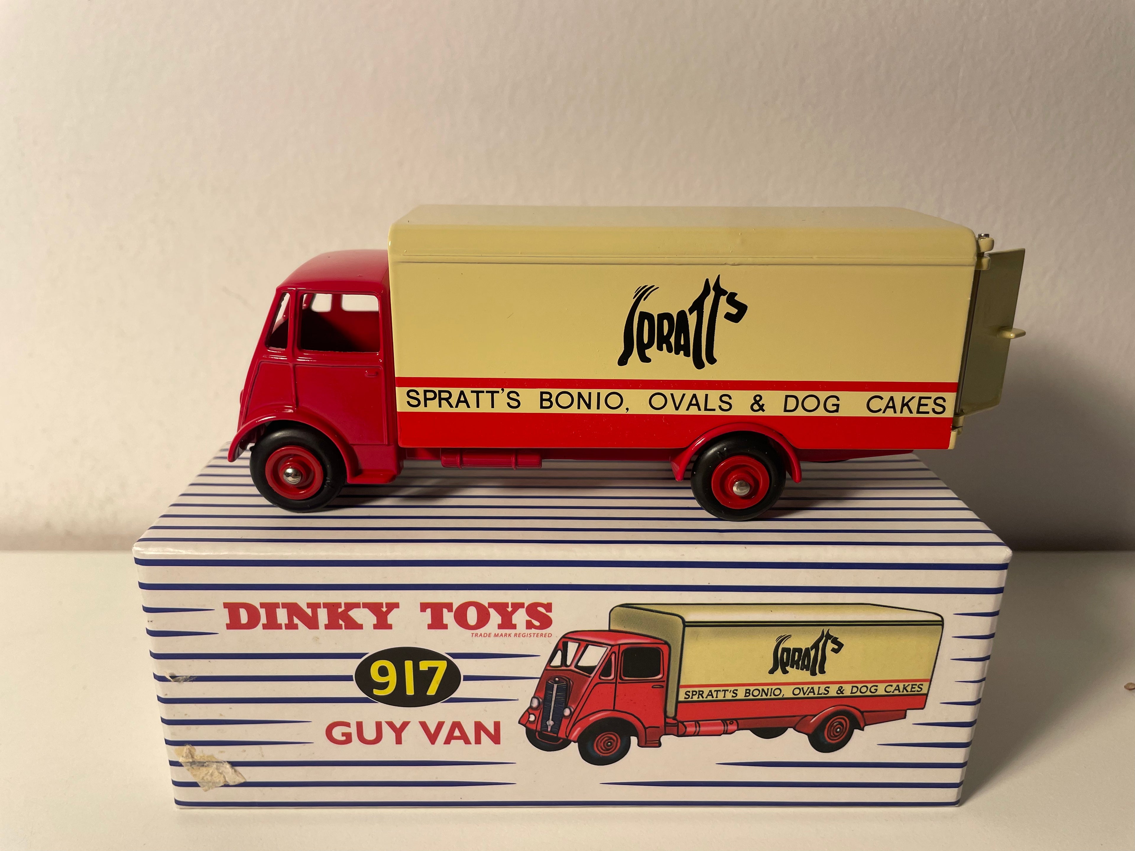 Camion GUY Van rouge et beige - Dinky-toys N°917 (Editions Atlas)