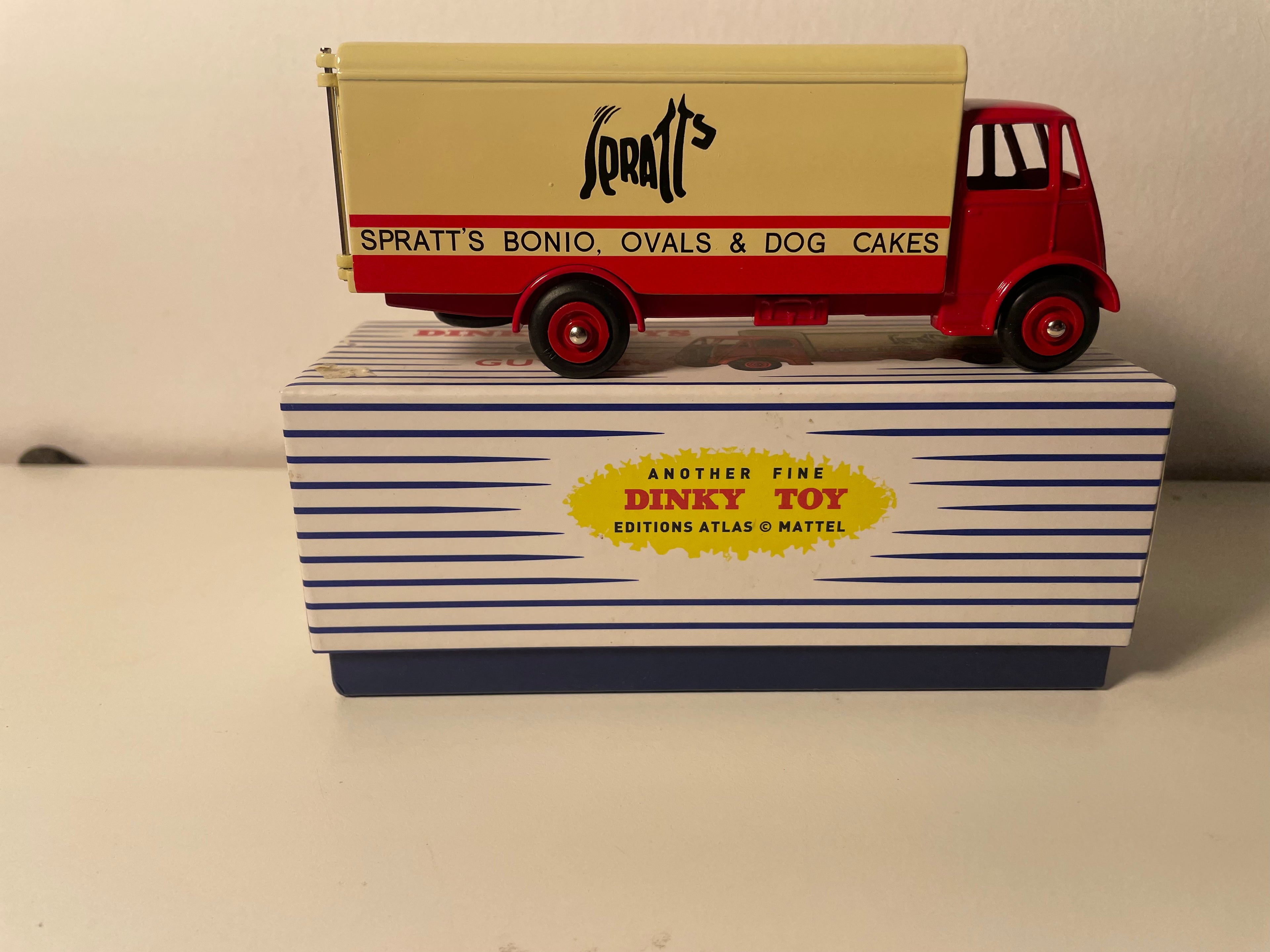 Camion GUY Van rouge et beige - Dinky-toys N°917 (Editions Atlas)