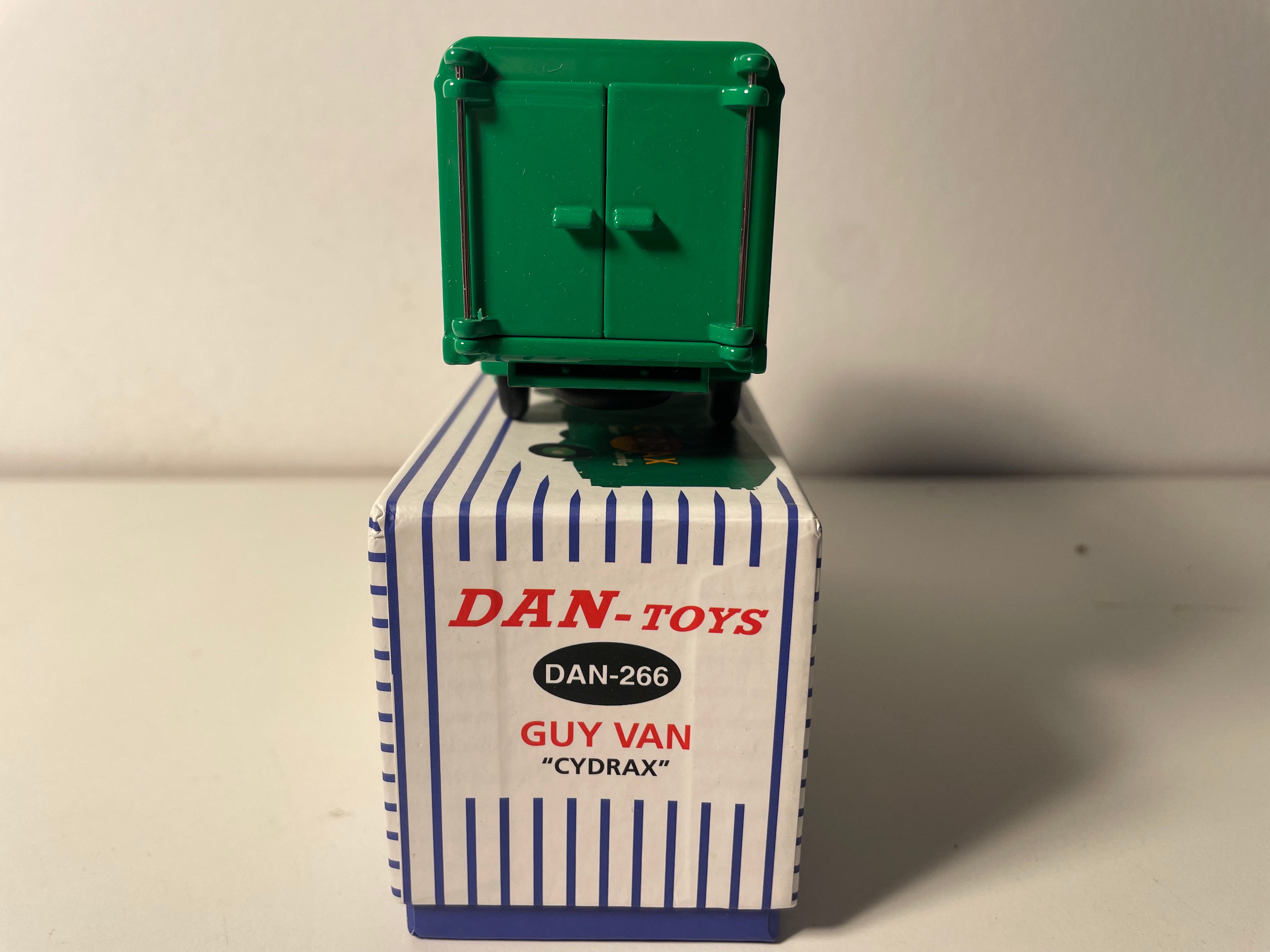 Camión GUY Van verde - referencia DAN-TOYS DAN-266 (Ediciones Atlas)