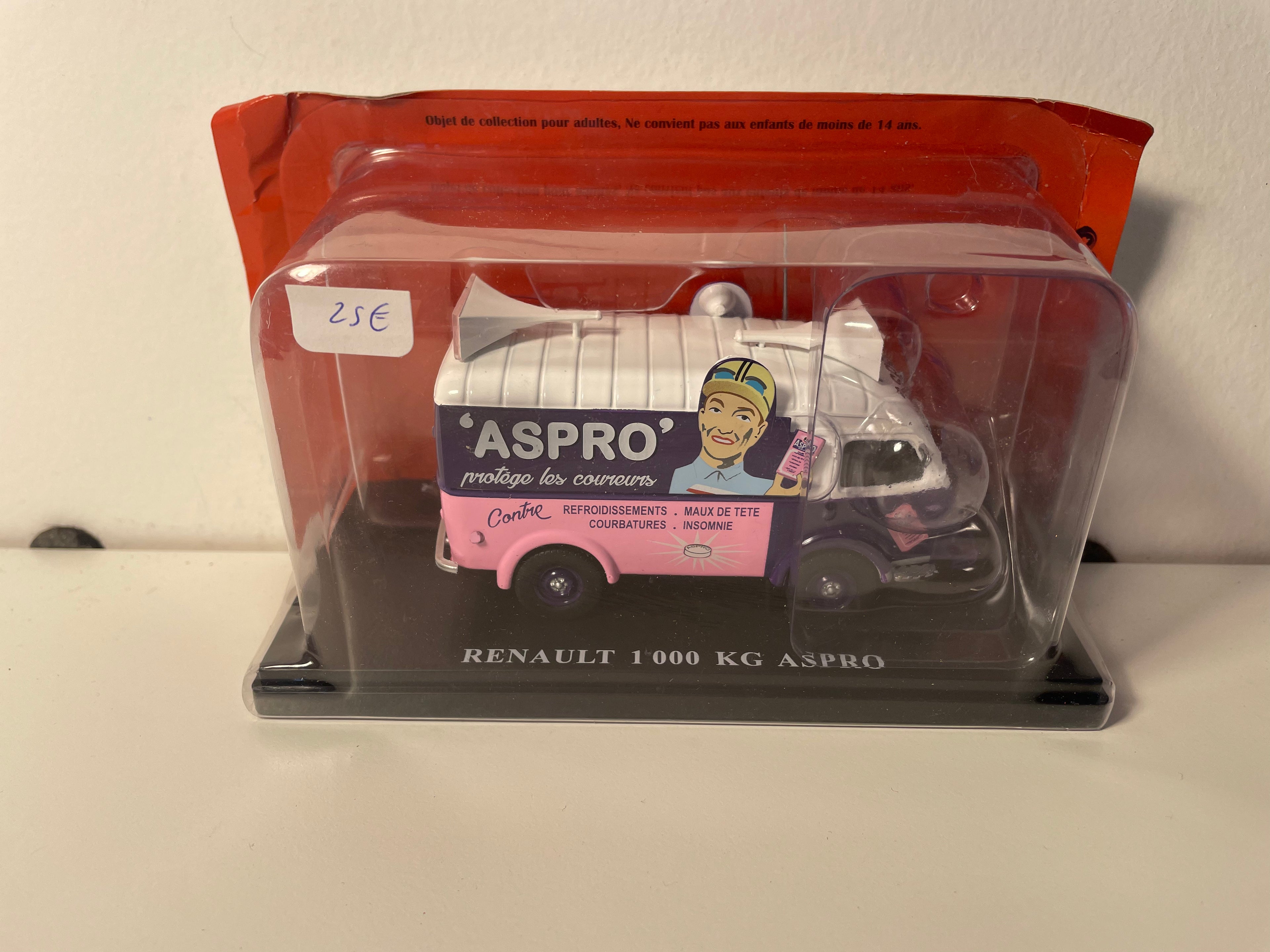 Renault 1000 Kg rosa, roxo e branco com publicidade ASPRO