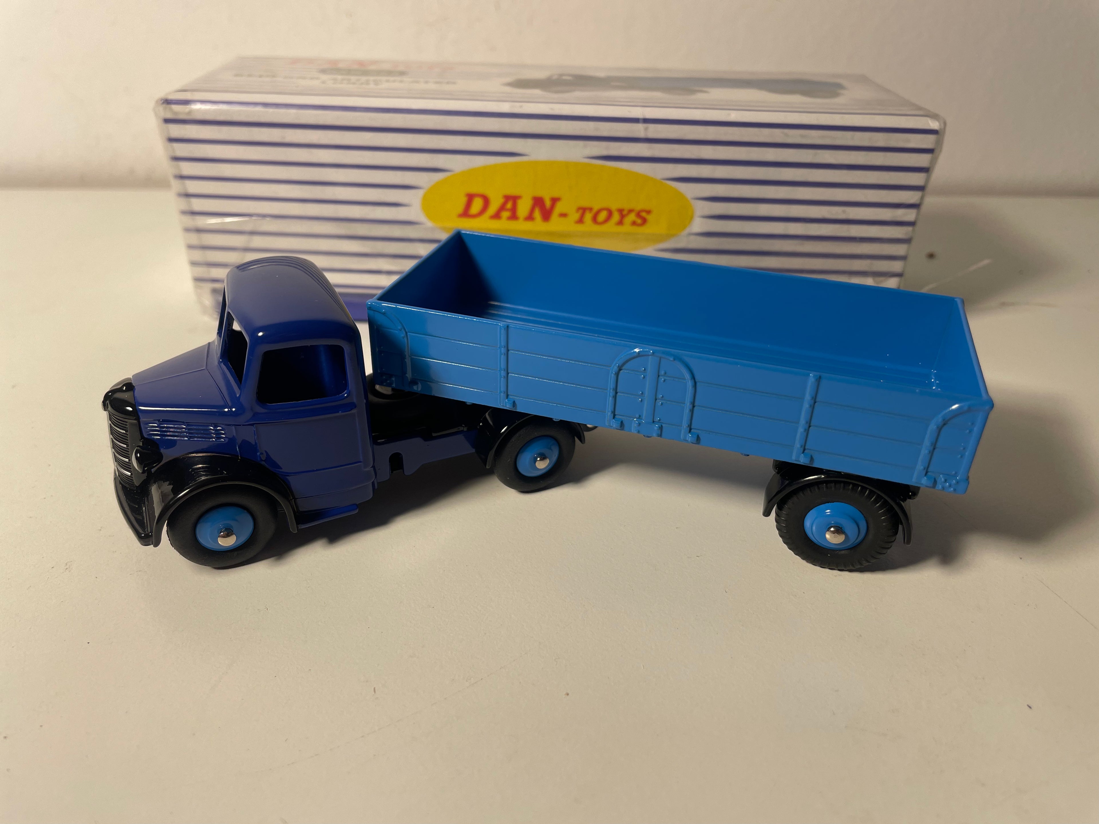 Articulated Bedford Lorry Blue - DAN-TOYS reference DAN-282 (Editions Atlas)