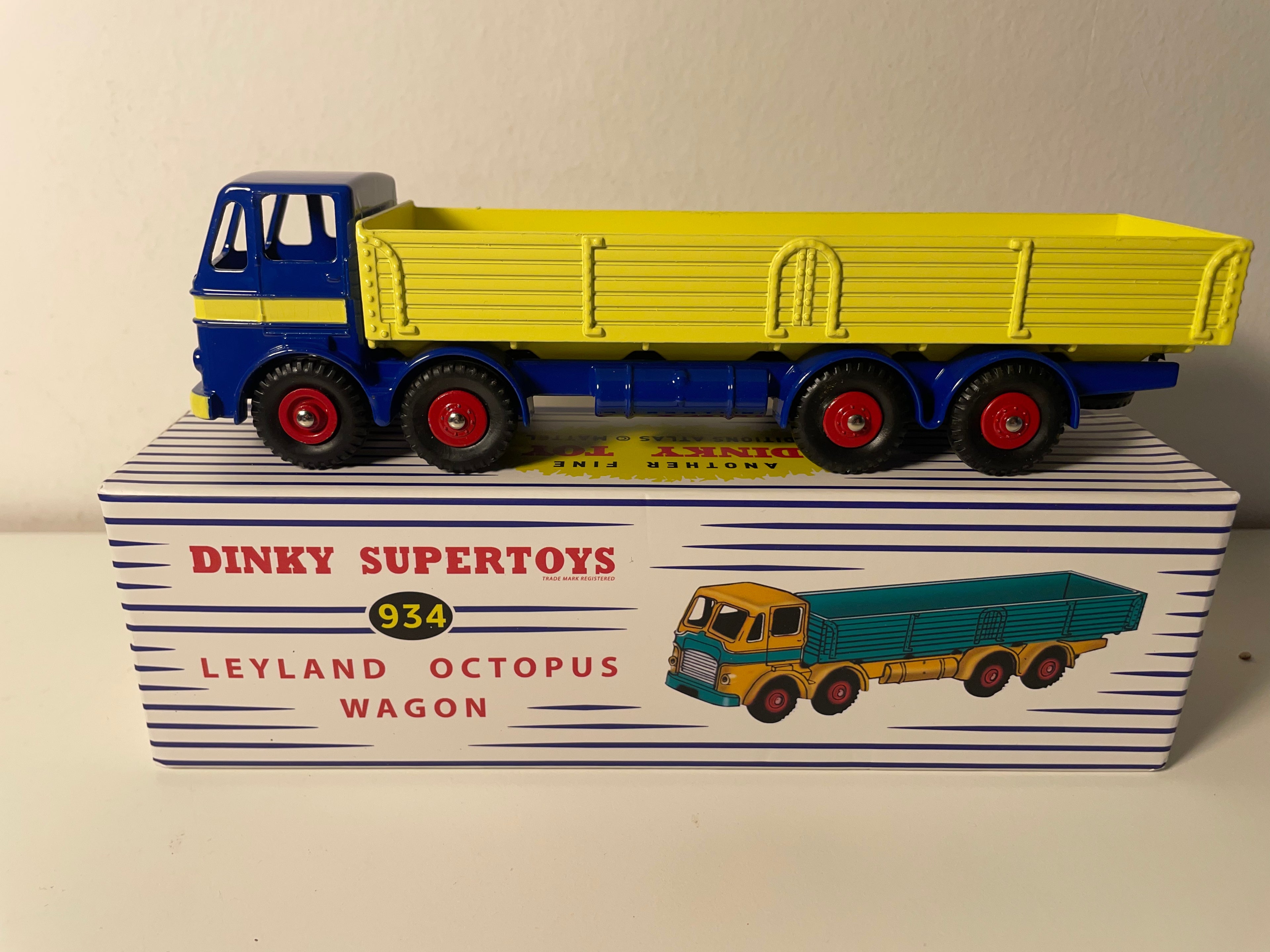 Leyland Octopus Wagon blue cabin and flatbed with yellow dumper - Dinky Supertoys No. 934 (Editions Atlas)