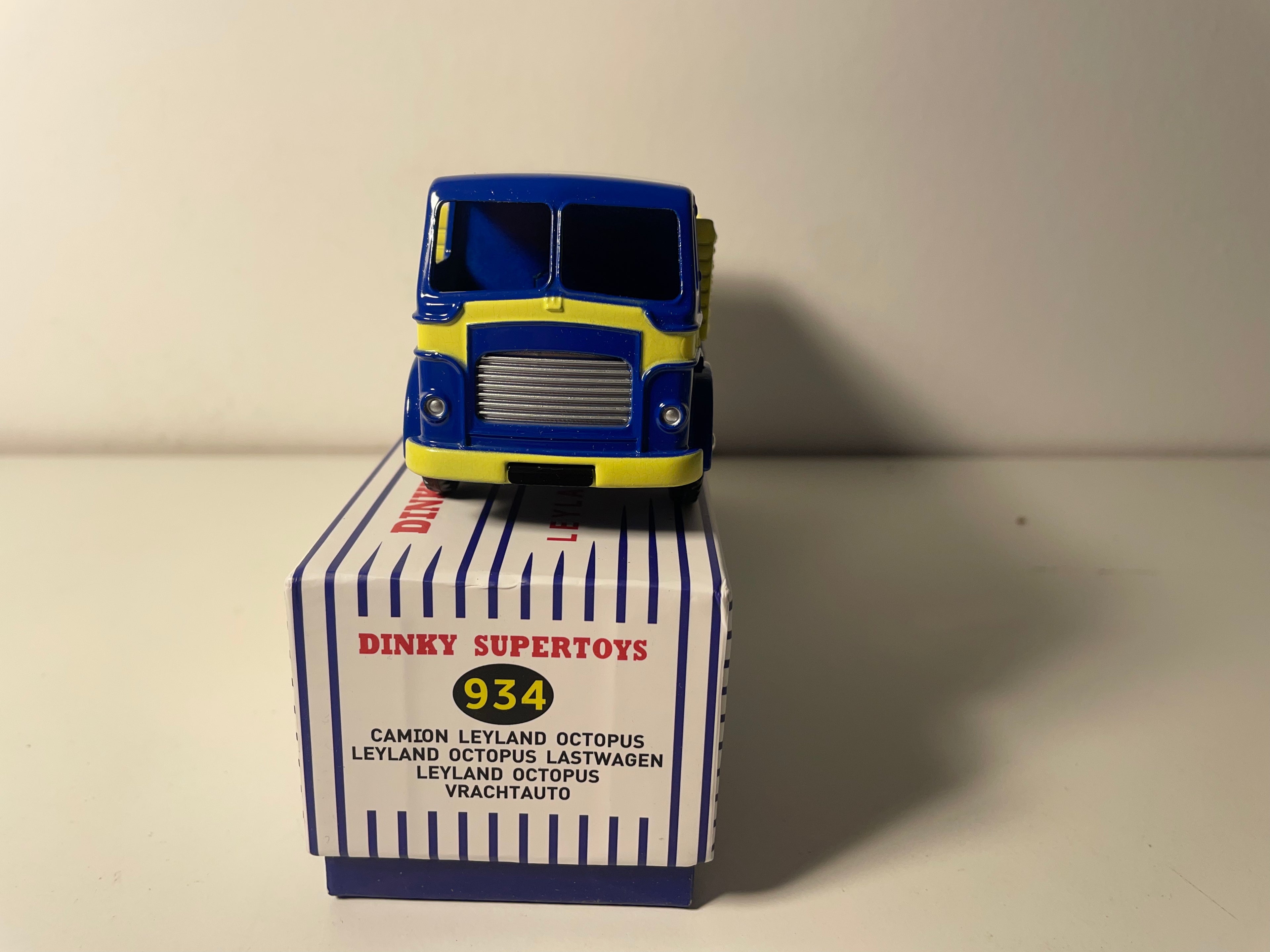 Leyland Octopus Wagon blue cabin and flatbed with yellow dumper - Dinky Supertoys No. 934 (Editions Atlas)