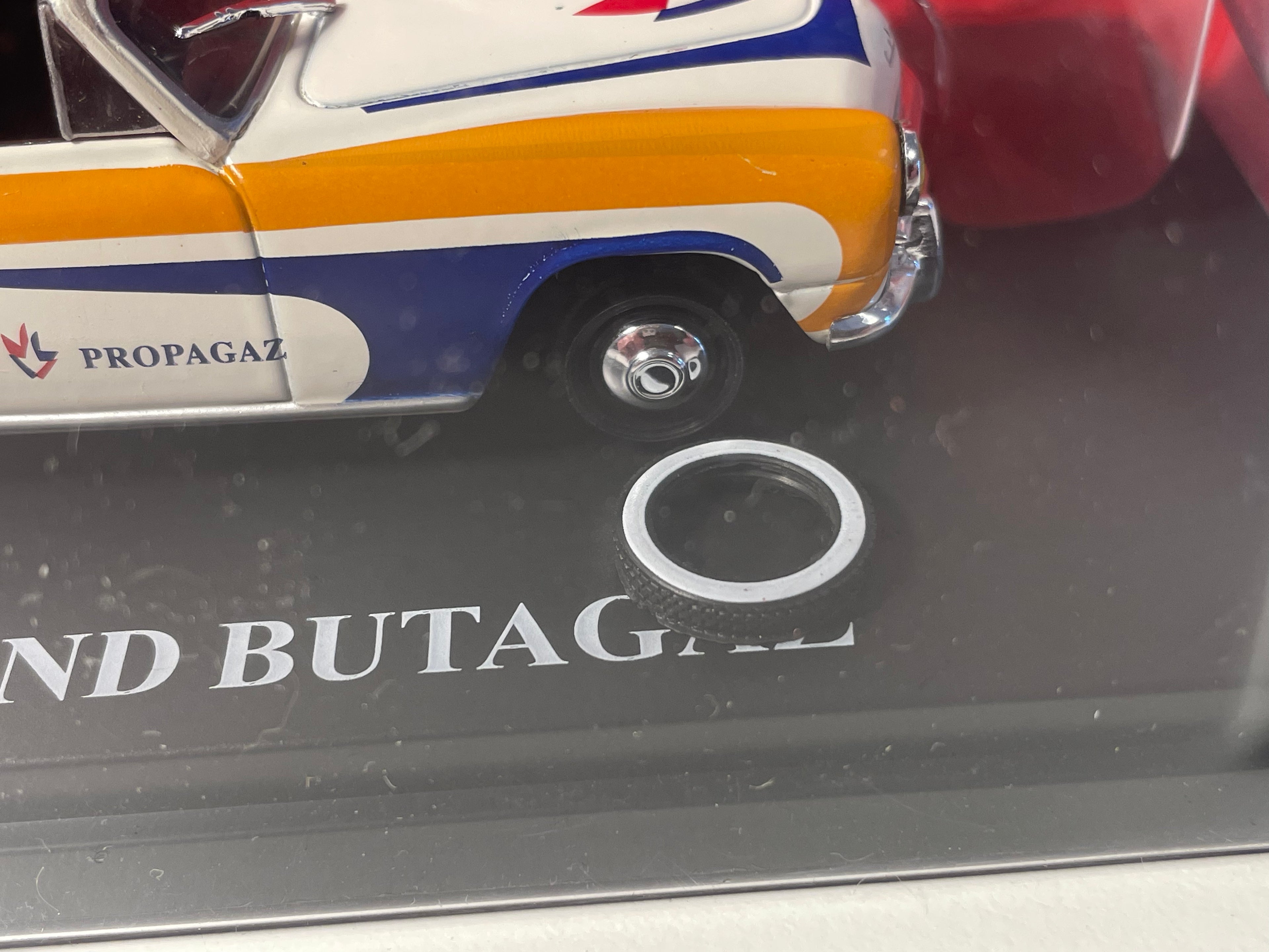 Simca week-end blo, wäiss a orange BUTAGAZ - Werbegefier vum Tour de France