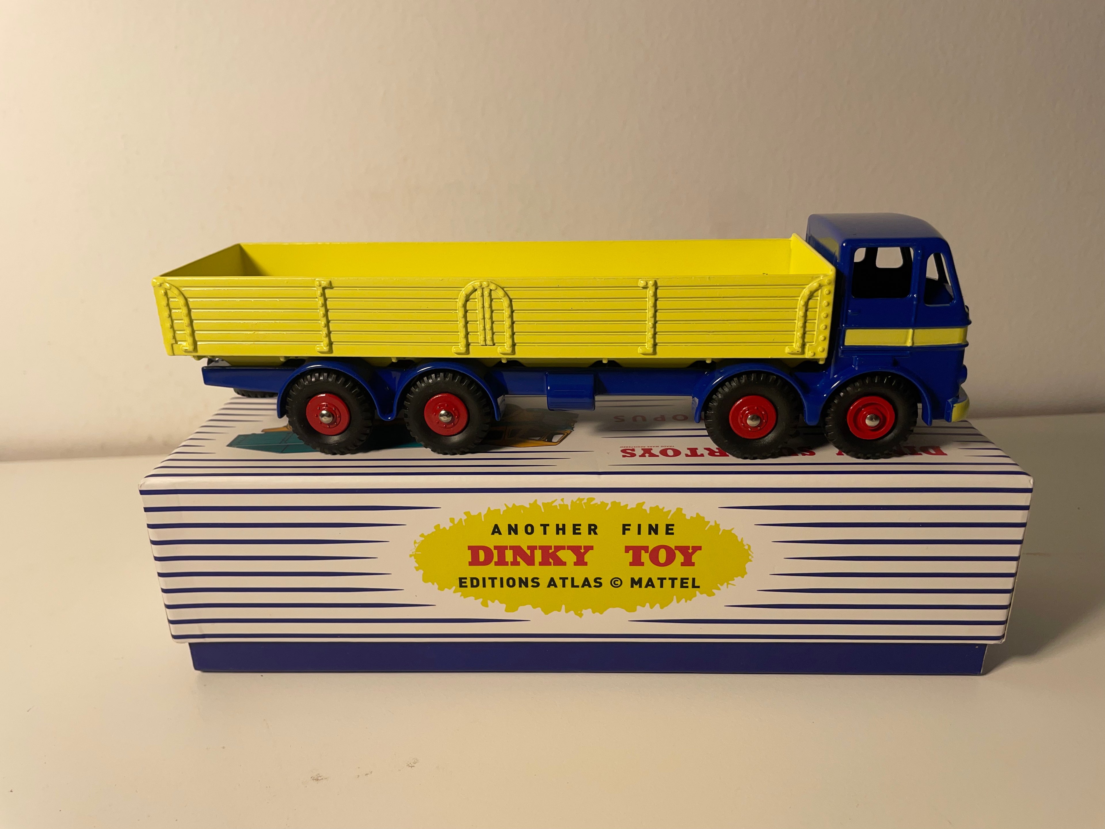 Leyland Octopus Wagon blue cabin and flatbed with yellow dumper - Dinky Supertoys No. 934 (Editions Atlas)