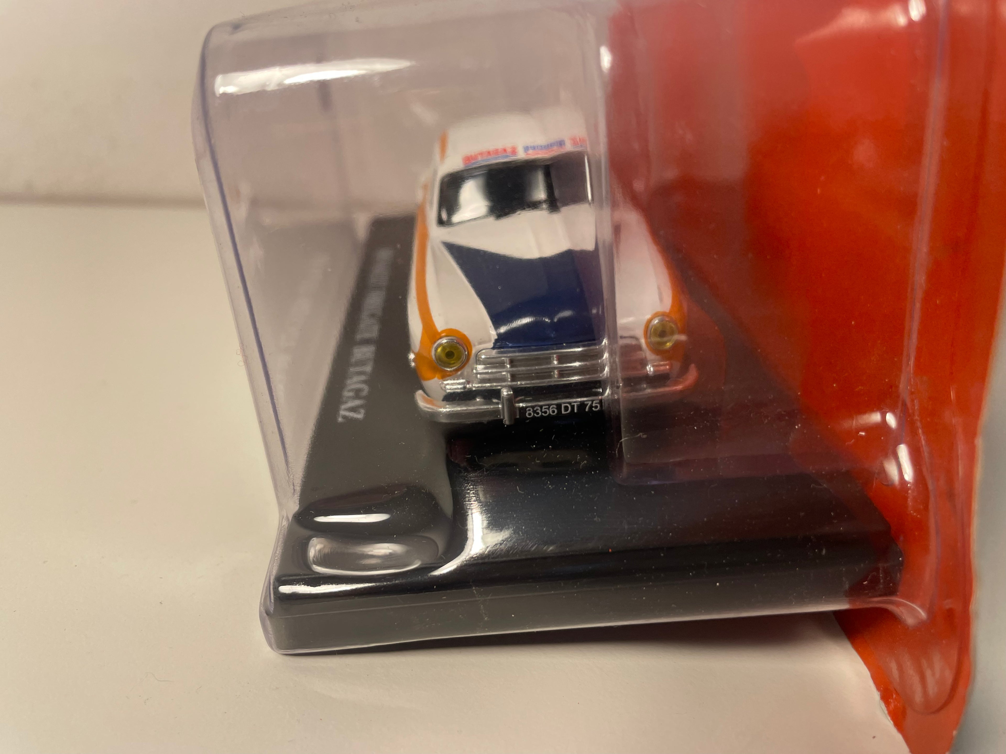 Renault Frégate Wit, Blauw en Oranje met BUTAGAZ-reclame