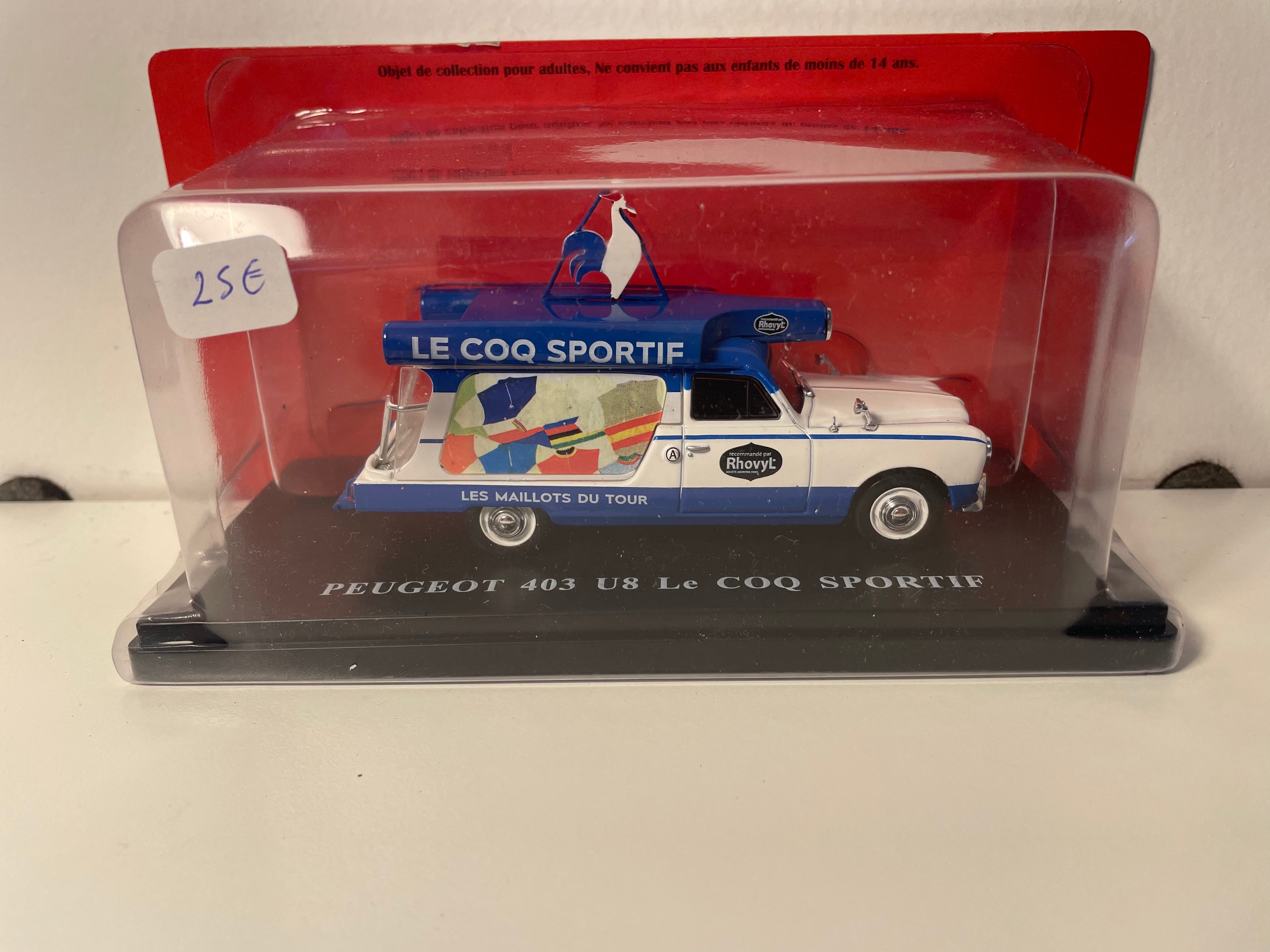 Peugeot 403 U8 niebieska i biała z reklamą LE COQ SPORTIF