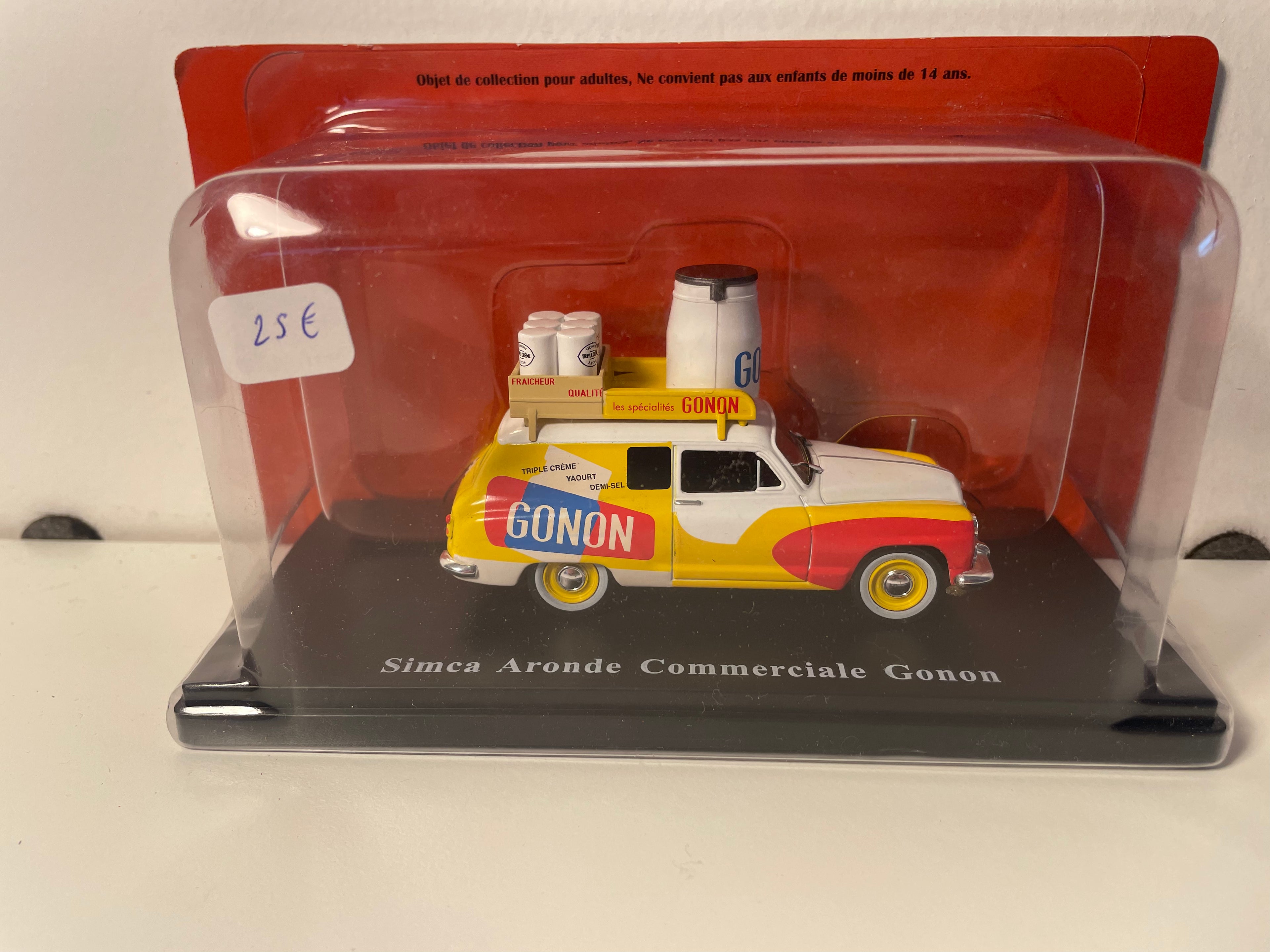 Simca Aronde commercieel geel, rood, wit en blauw met GONON-advertentie (zuivelproducten)