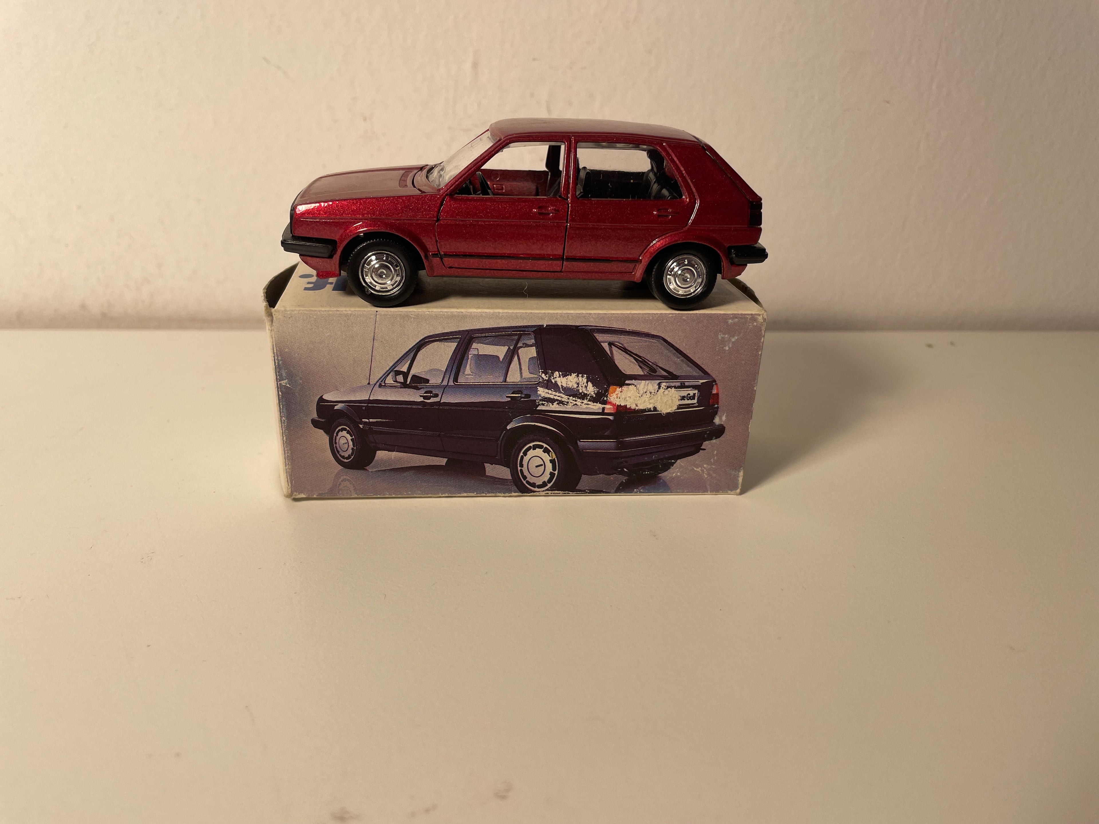 Volkswagen Golf bordowy - Model SCHABAK (niemiecki producent)
