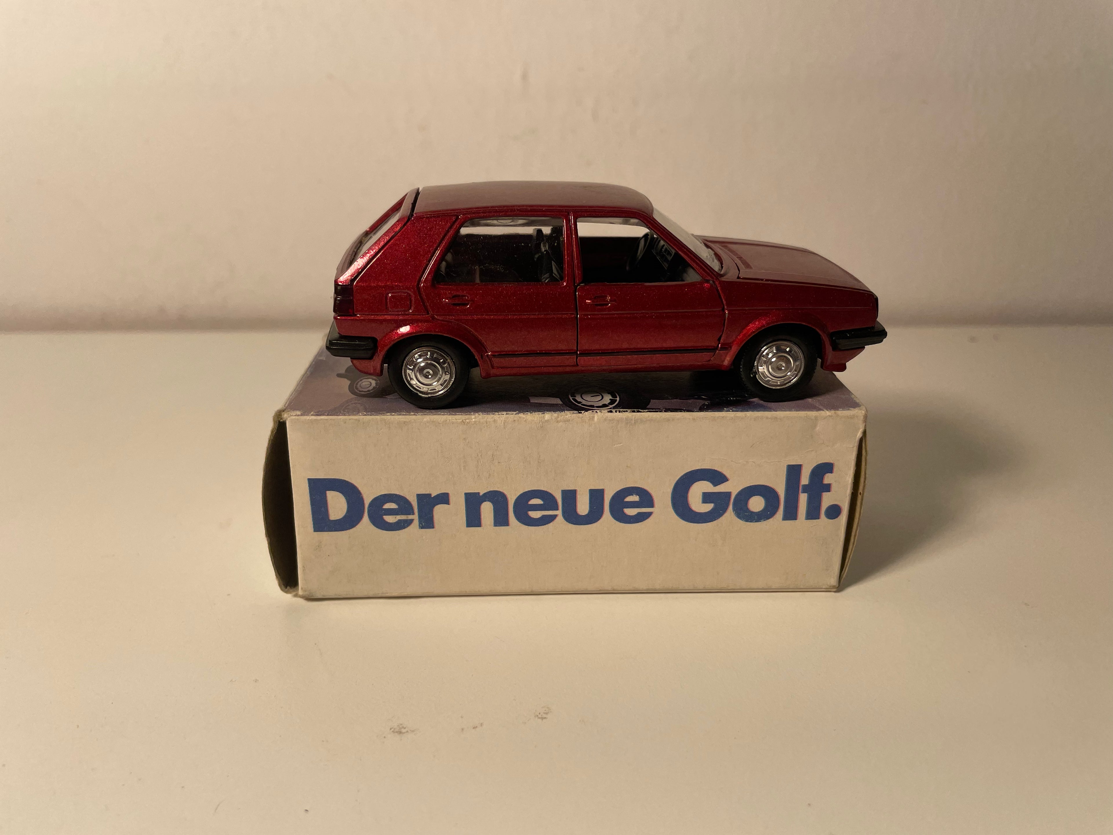 Volkswagen Golf bordowy - Model SCHABAK (niemiecki producent)