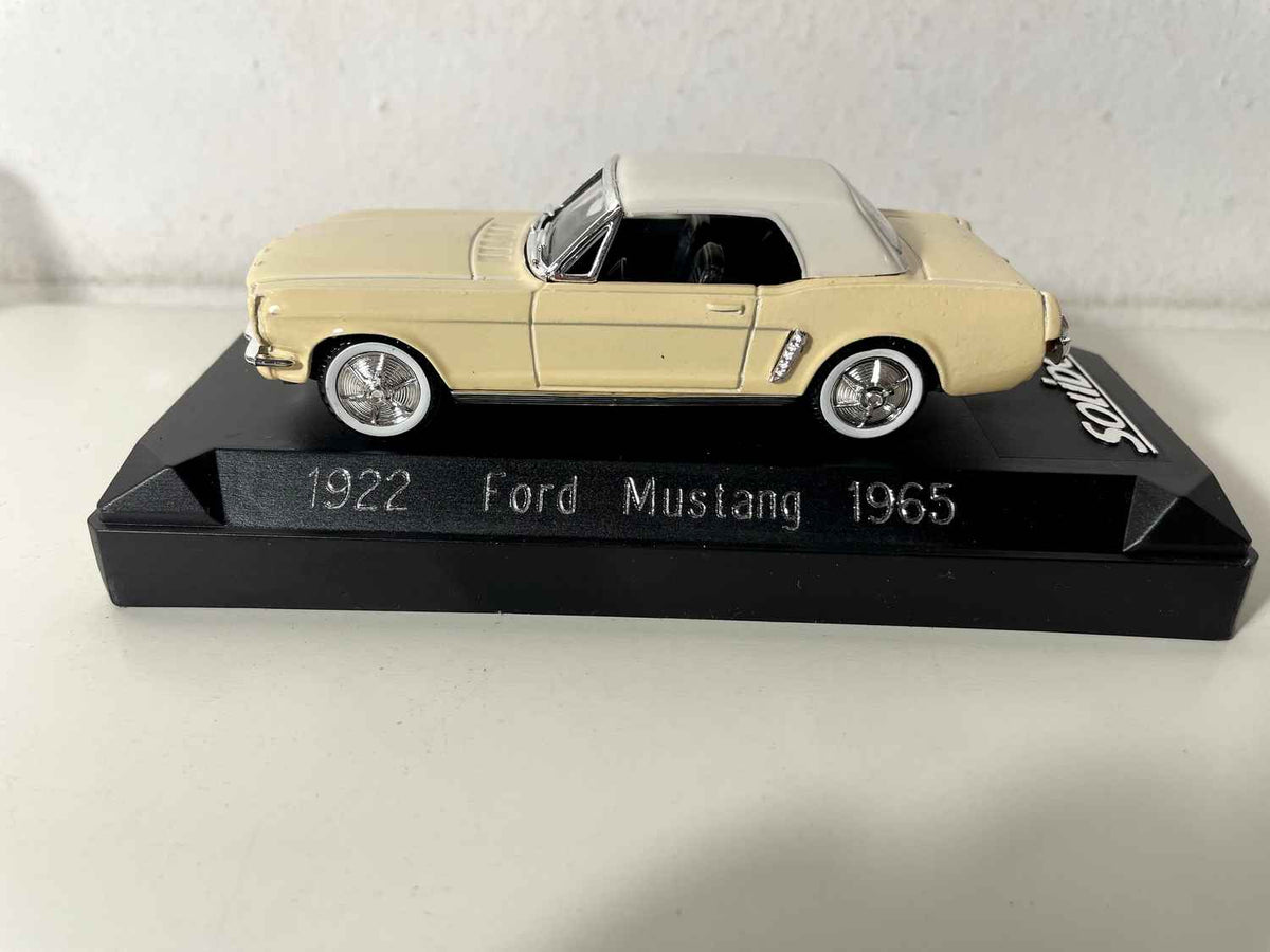 1965 Ford Mustang Beige met Witte Kap - Solido Referentie 1922