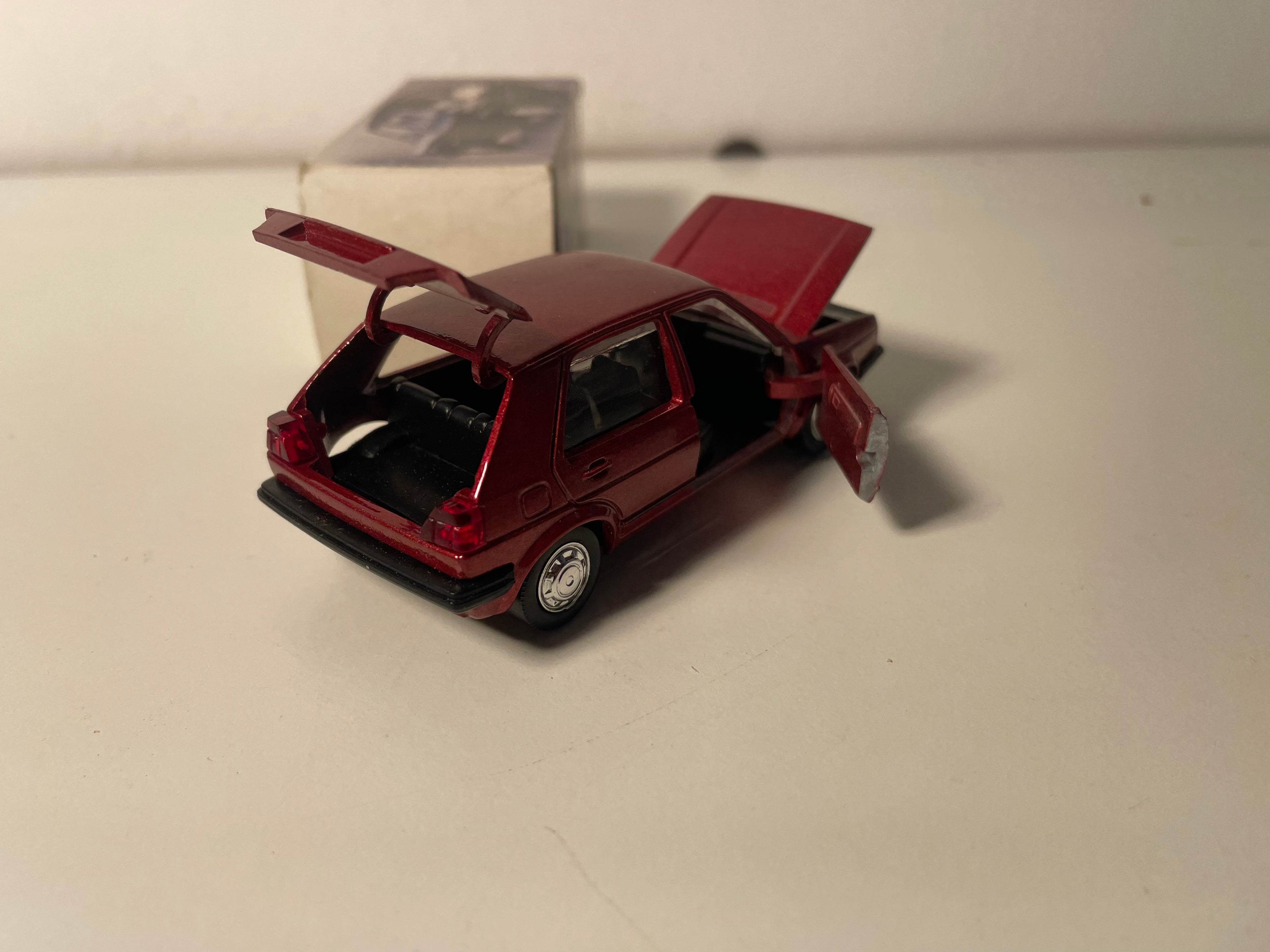 Volkswagen Golf bordowy - Model SCHABAK (niemiecki producent)