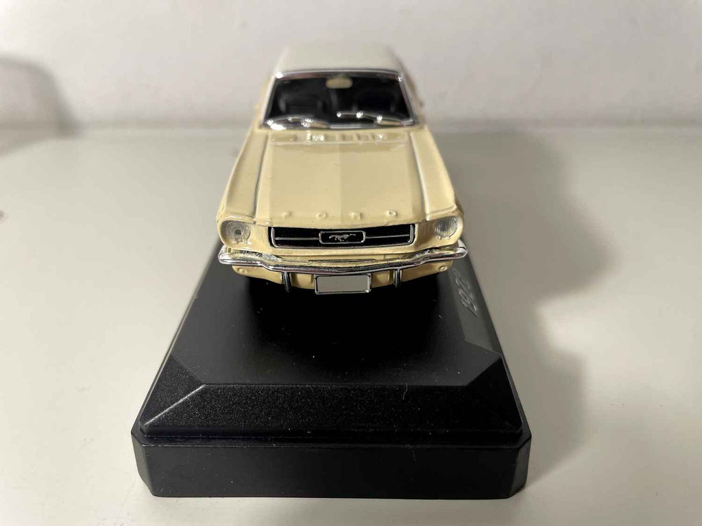 1965 Ford Mustang Beige met Witte Kap - Solido Referentie 1922