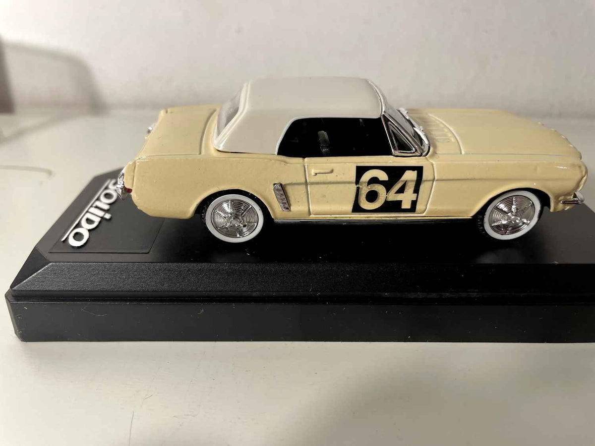 1965 Ford Mustang Beige met Witte Kap - Solido Referentie 1922