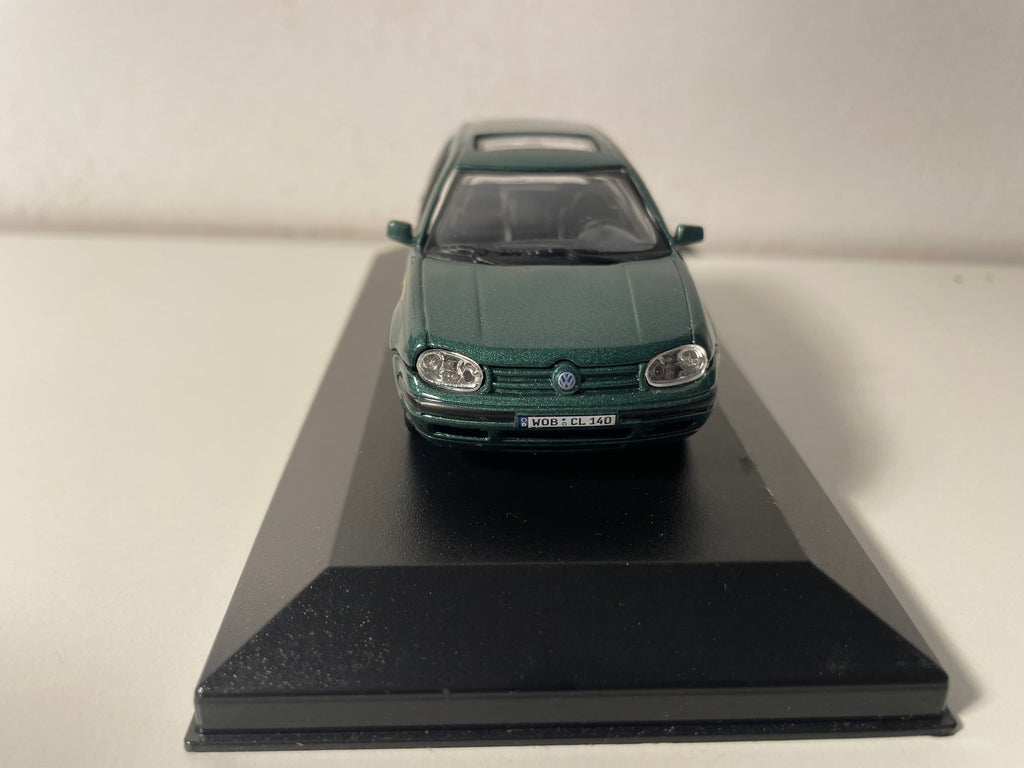 Volkswagen Golf GTI verde (auto su base)