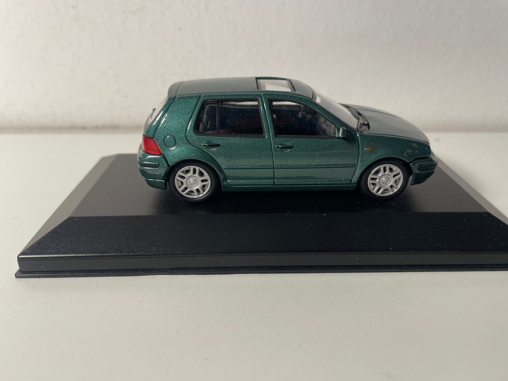 Volkswagen Golf GTI verde (auto su base)