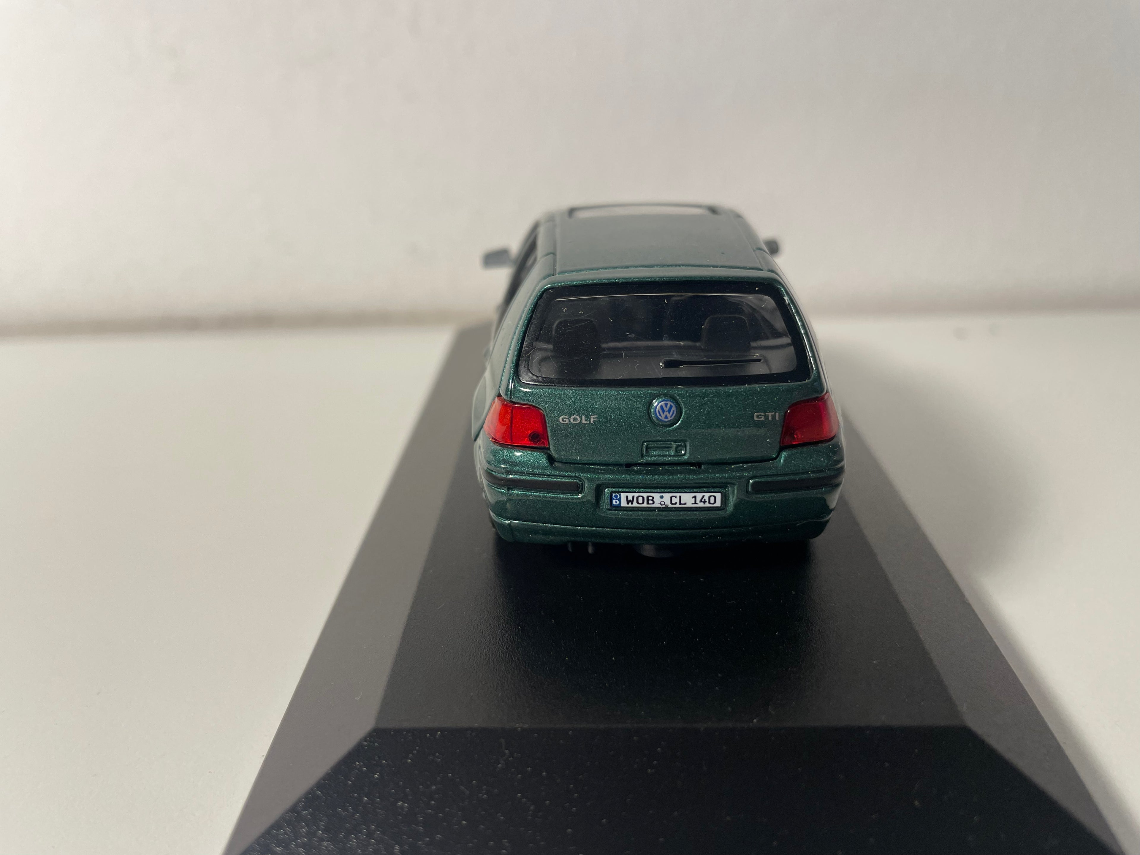 Volkswagen Golf GTI verde (auto su base)