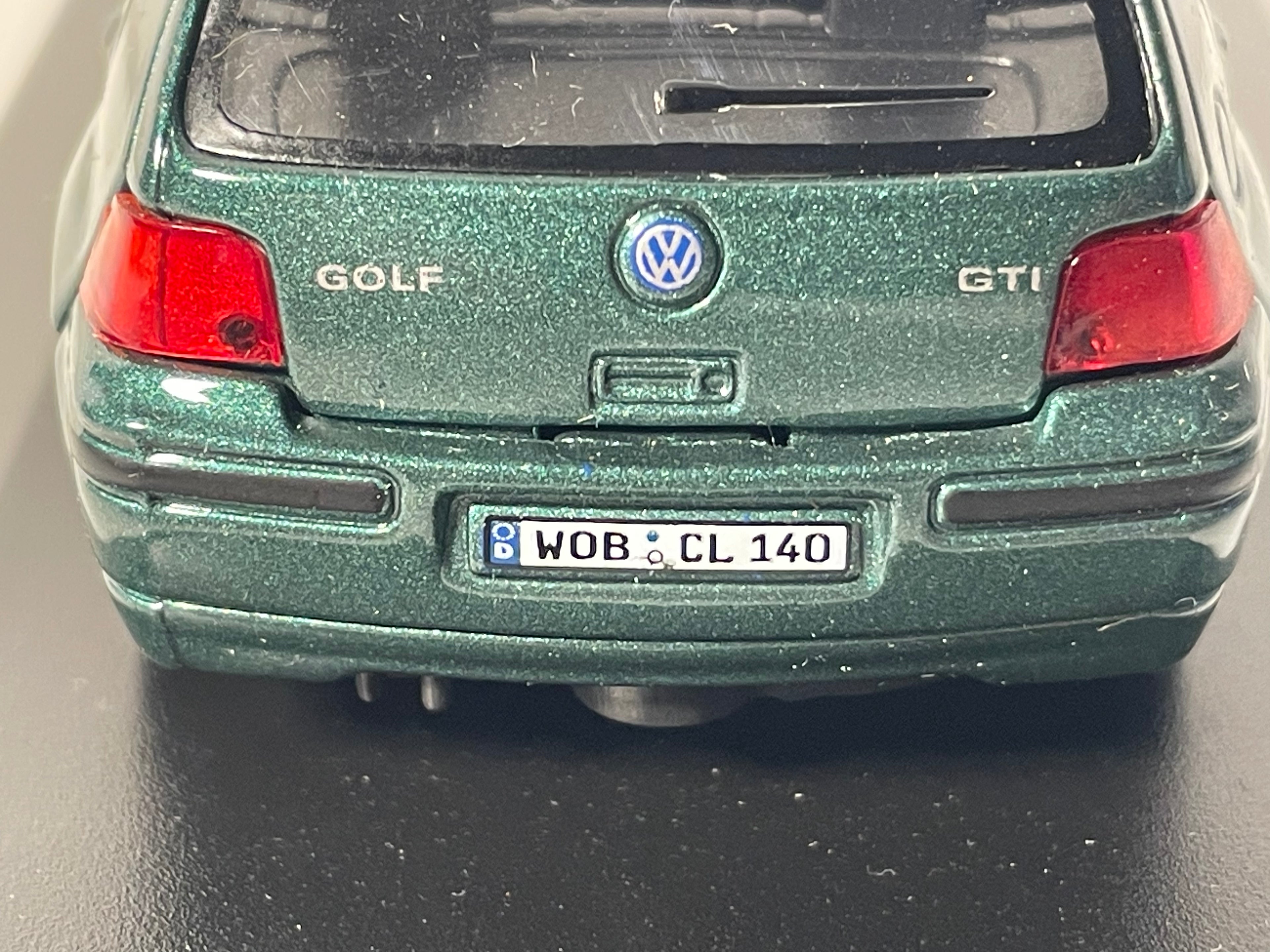 Volkswagen Golf GTI verde (auto su base)