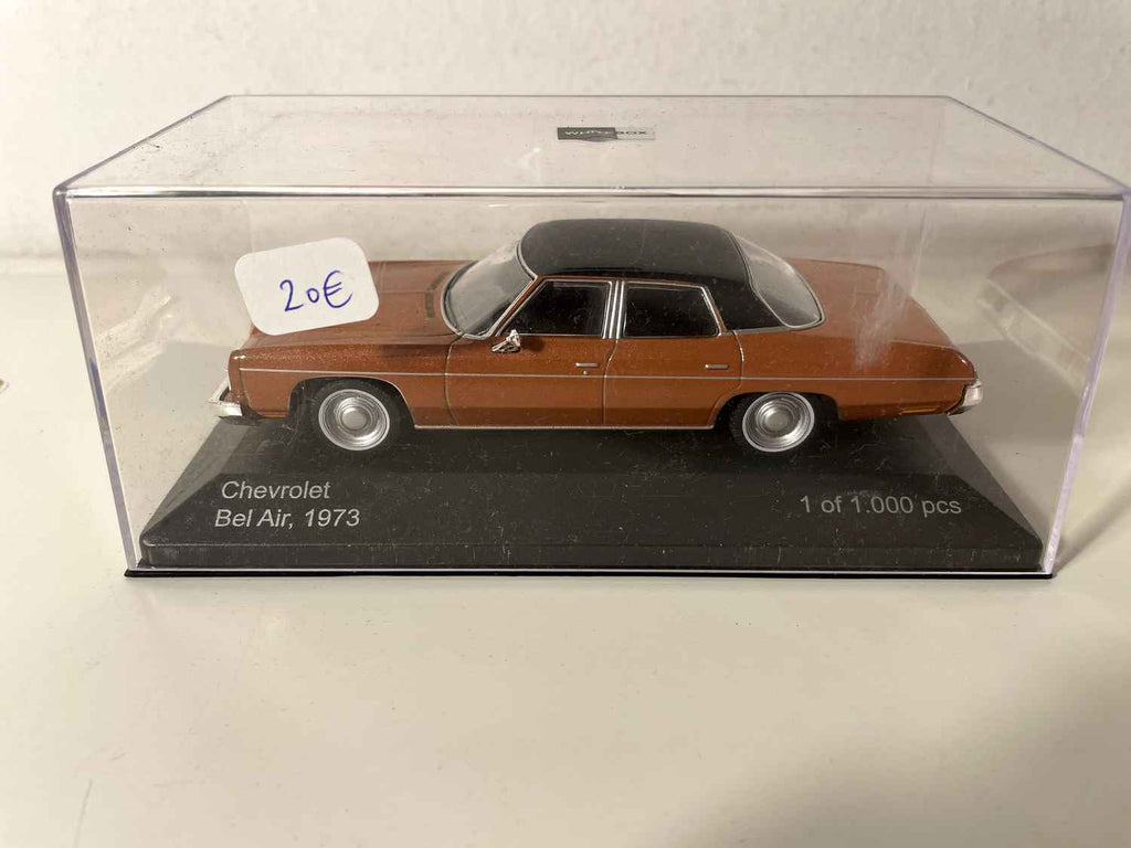 Chevrolet Bel Air Castanho com Teto Preto de 1973