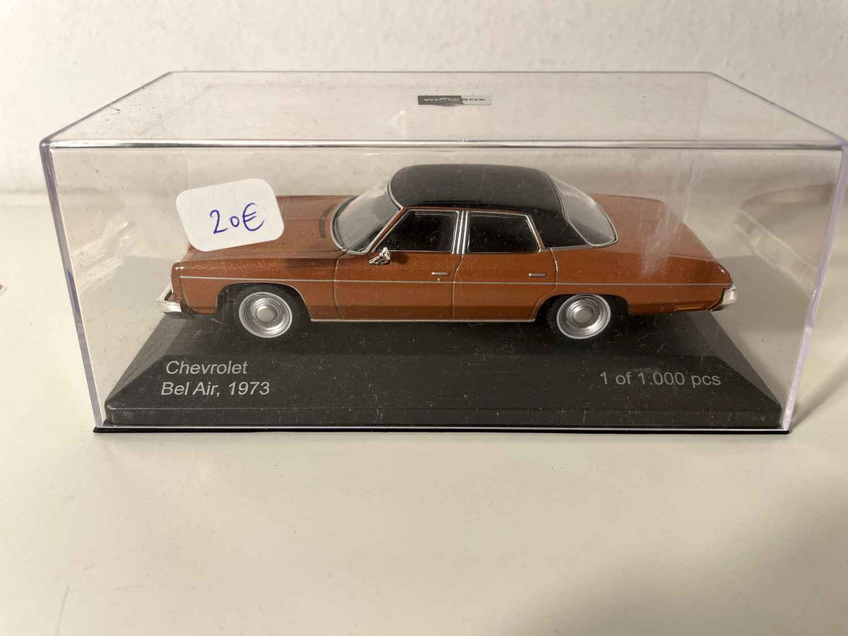 Chevrolet Bel Air brązowy z czarnym dachem z 1973 roku