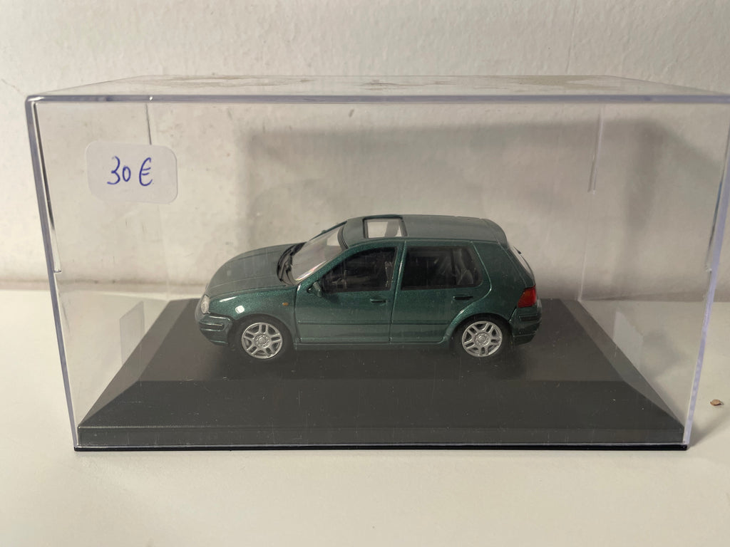 Volkswagen Golf GTI verde (auto su base)
